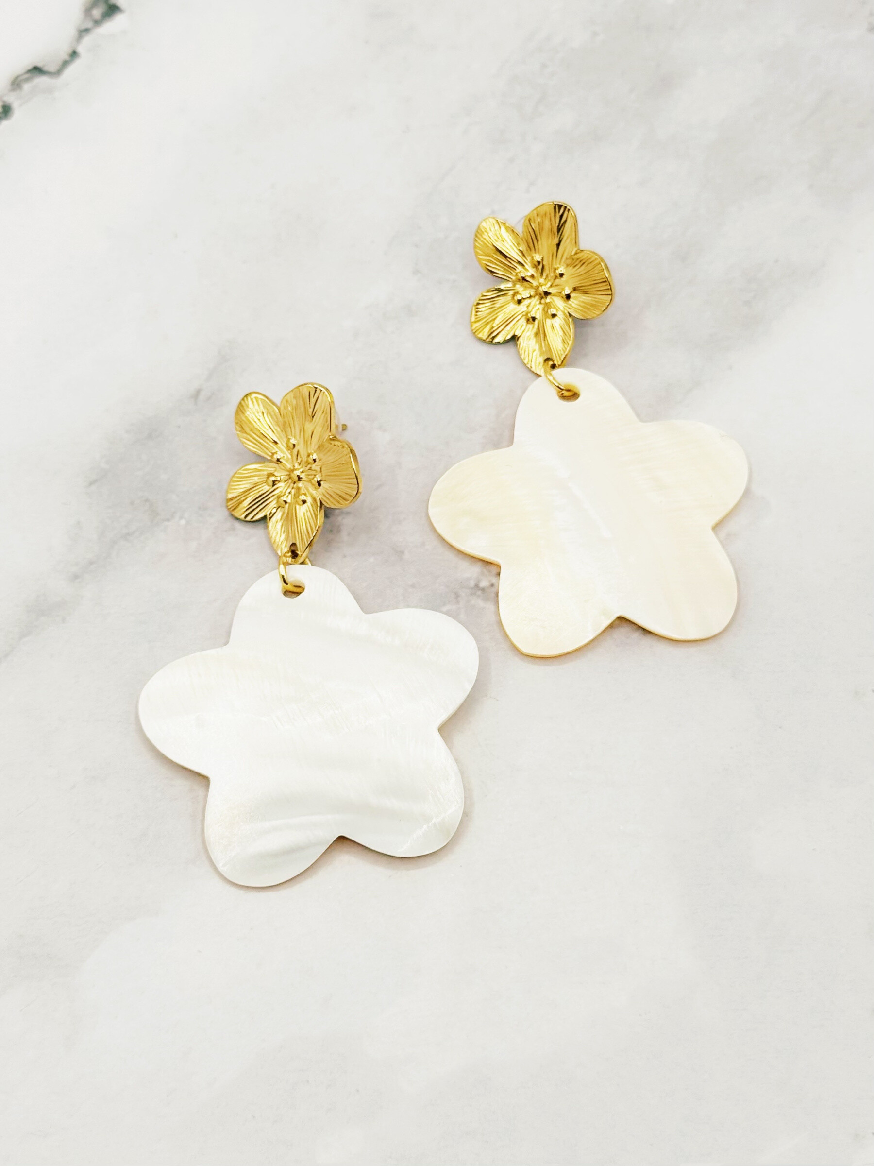 Grossiste Emily - Boucles d'oreilles en acier inoxydable Fleurs Nacres