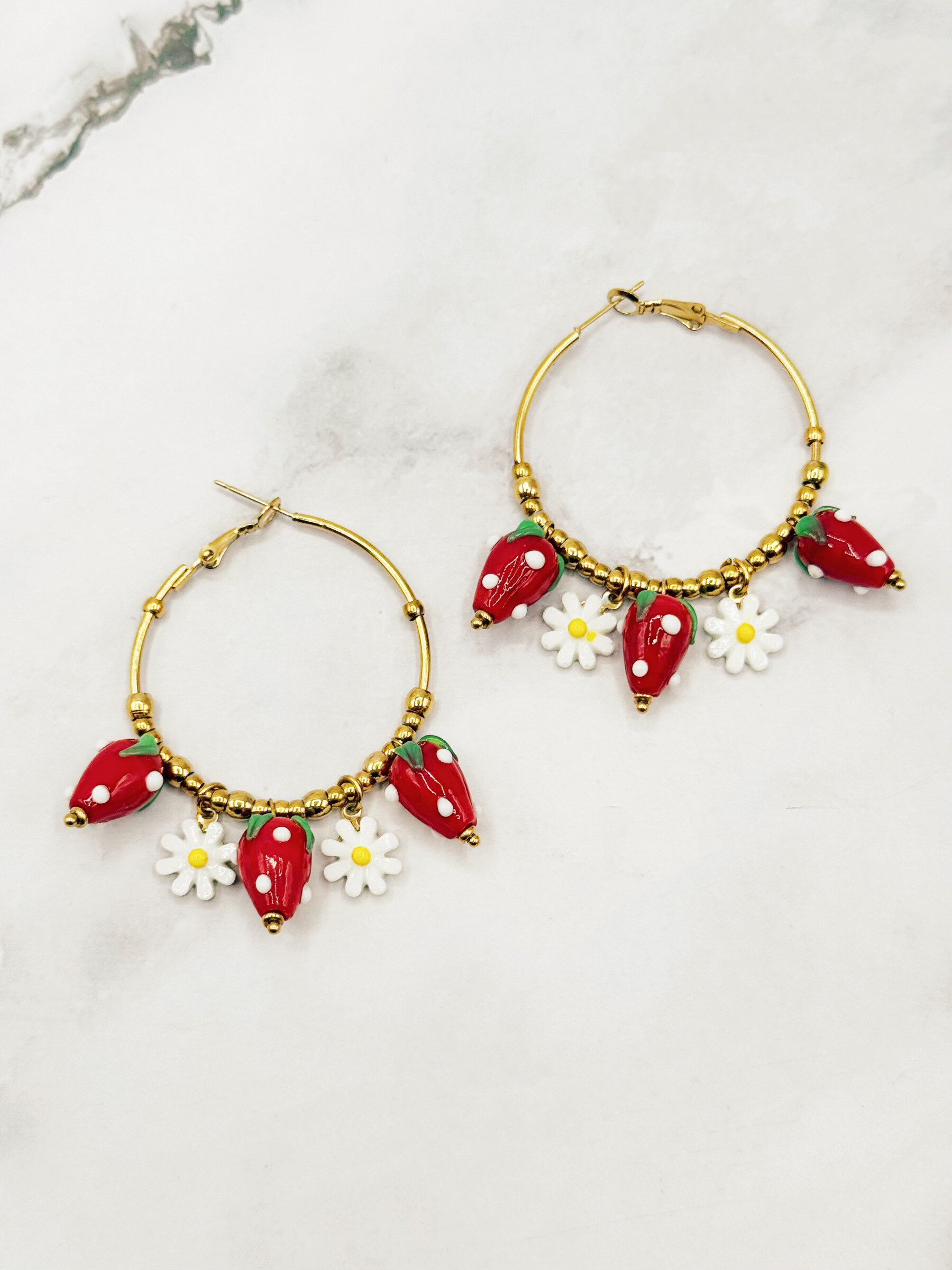 Grossiste Emily - Boucles d'oreilles en acier inoxydable Créoles Fraises