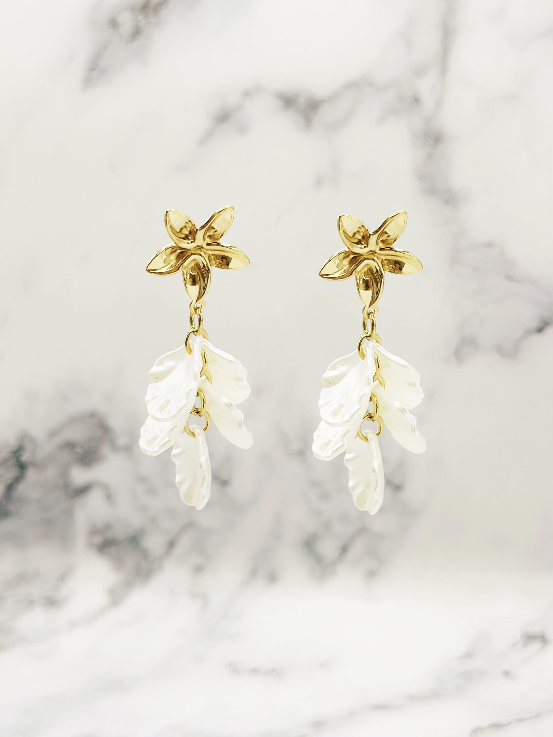 Grossiste Emily - Boucles d'oreilles Fleur Nacrée en acier inoxydable doré