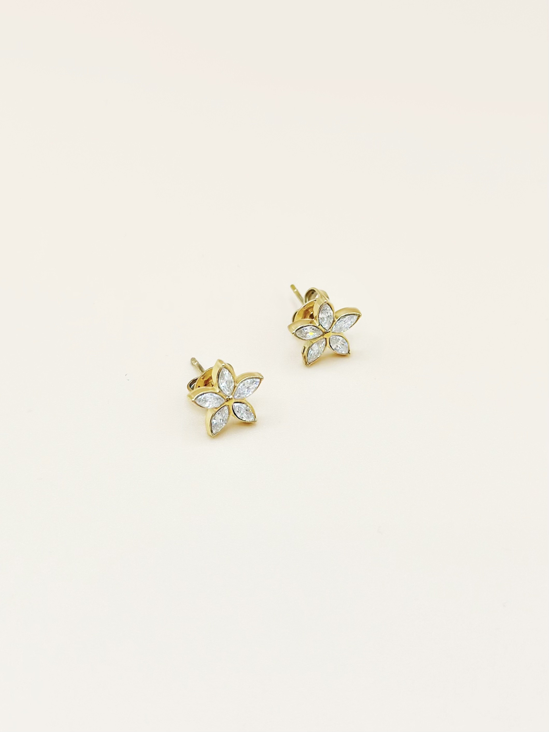 Mayorista Emily - Pendientes de acero inoxidable dorado Tachuelas de flores de circonio