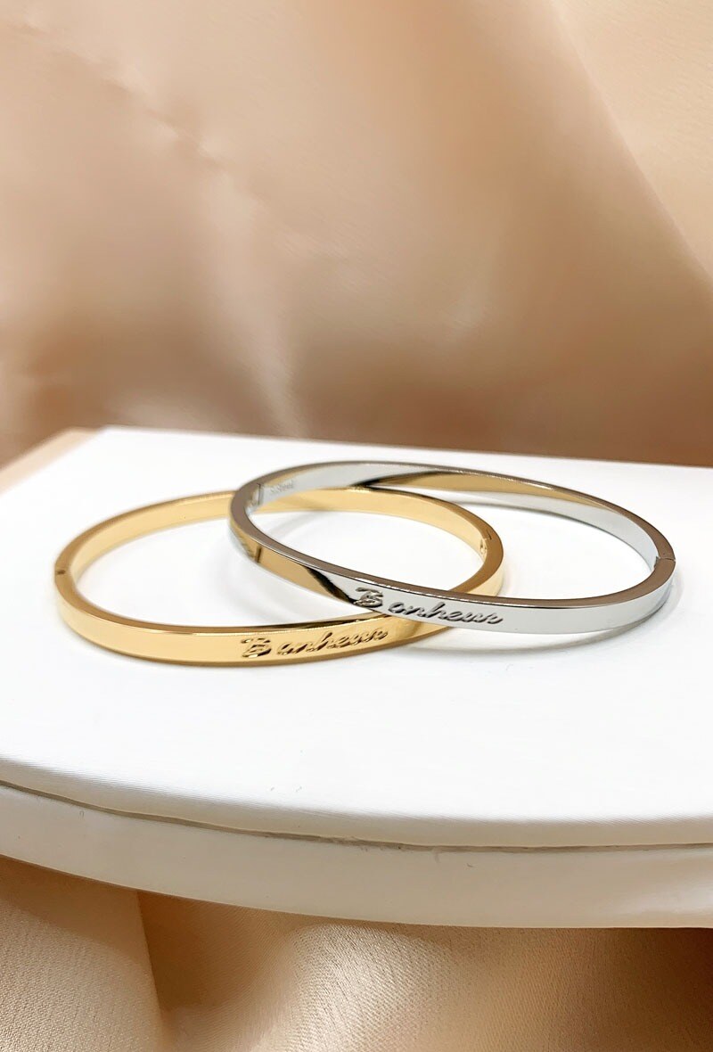 Wholesaler Emily - Closed steel bangle with engraved message Happiness