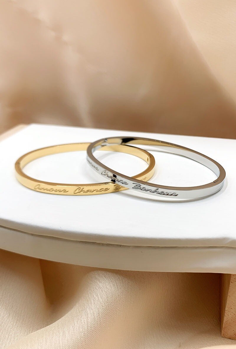 Wholesaler Emily - Closed steel bangle with engraved message LOVE LUCK HAPPINESS