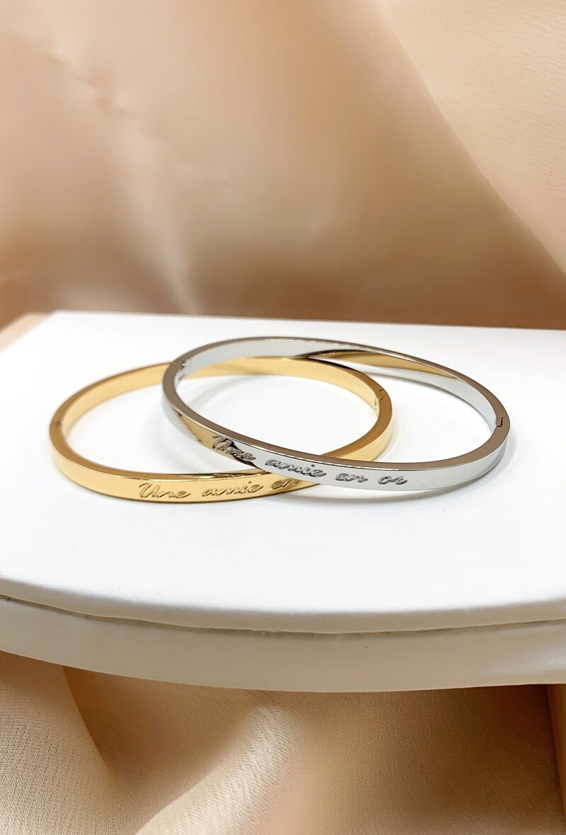 Wholesaler Emily - Closed bangle with engraved message A friend like gold