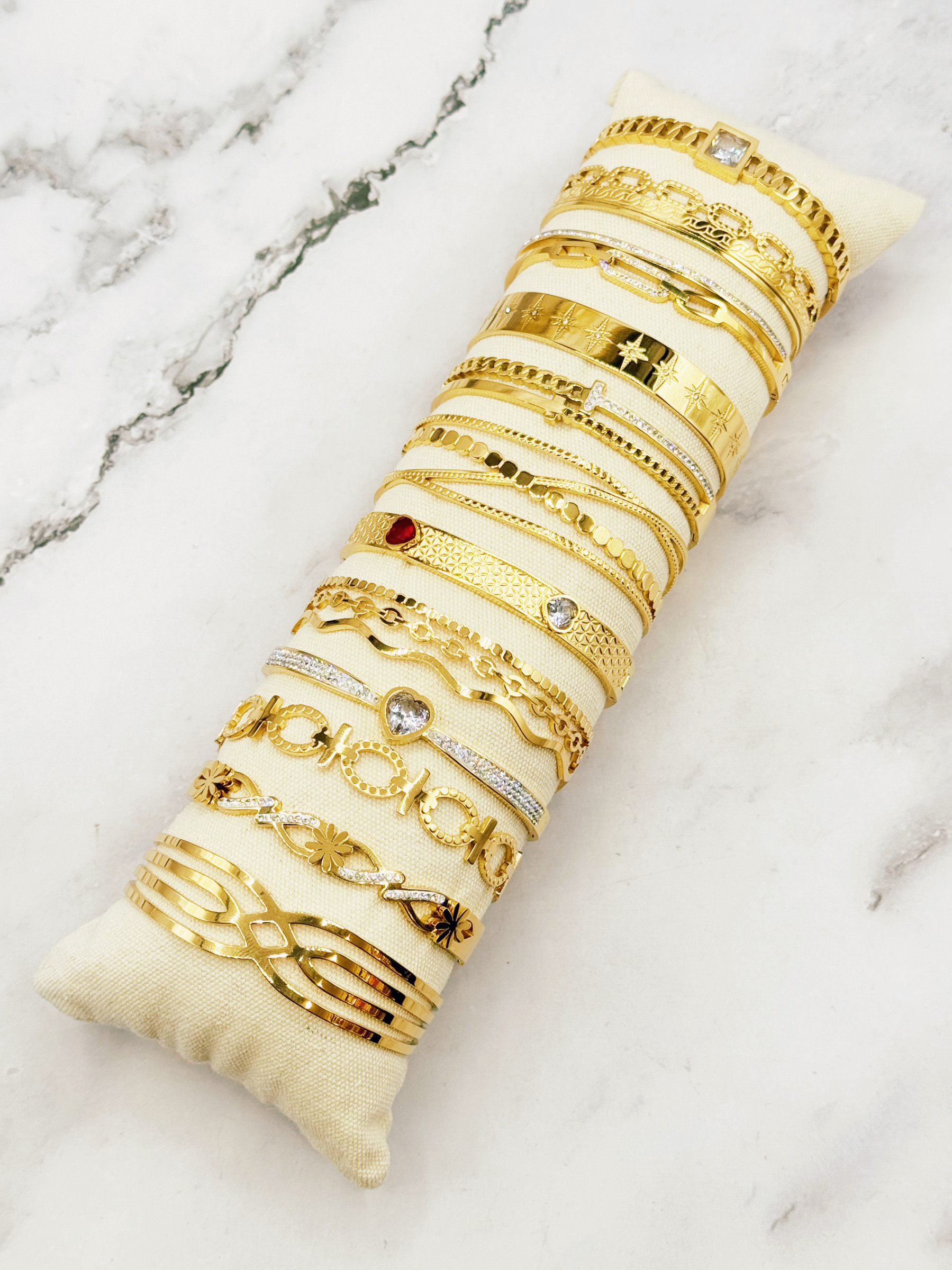 Wholesaler Emily - 12 stainless steel bangles on cushion