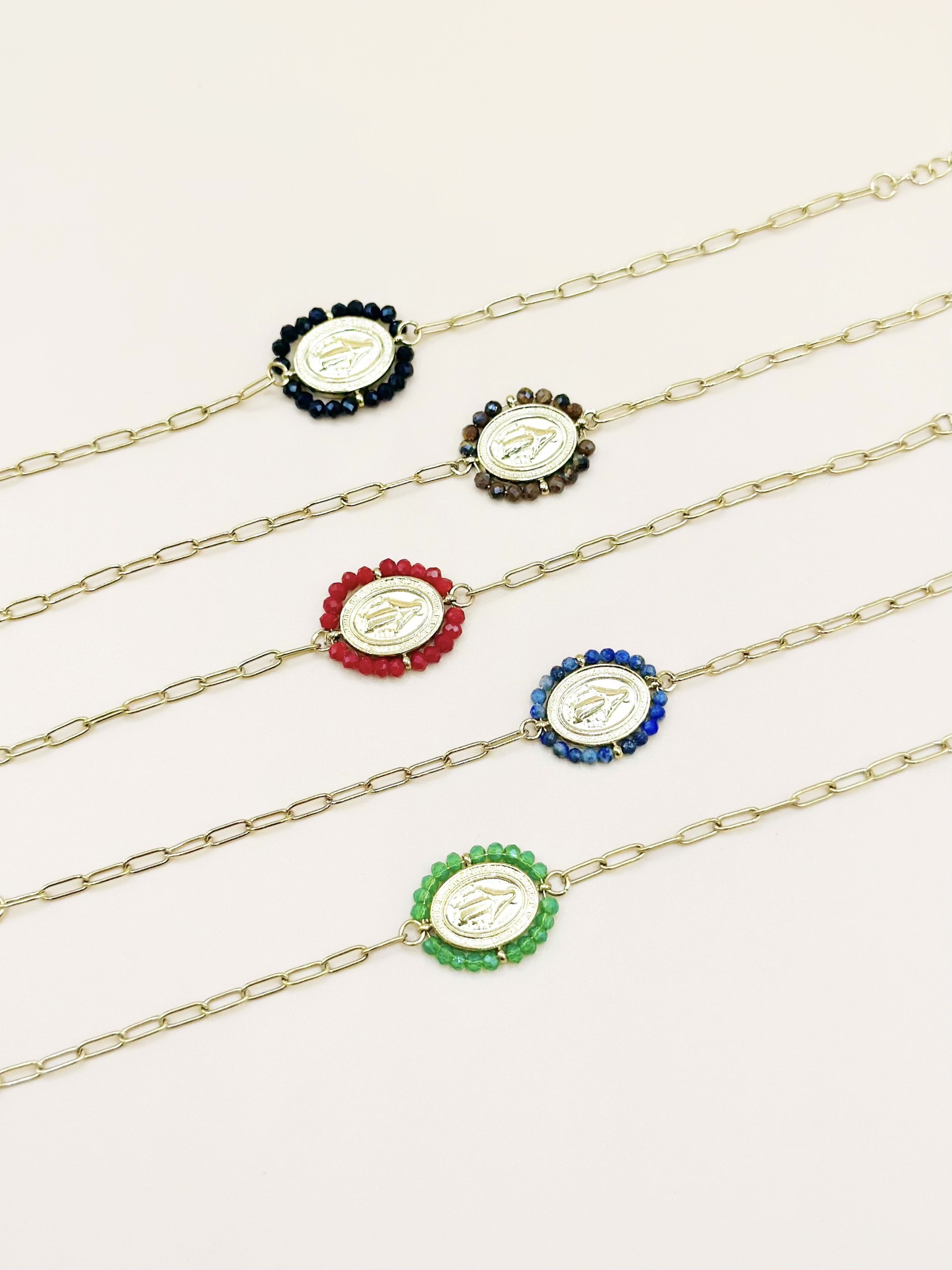 Grossista Emily - Bracciale regolabile in acciaio inox dorato con perline colorate e ciondolo della Vergine