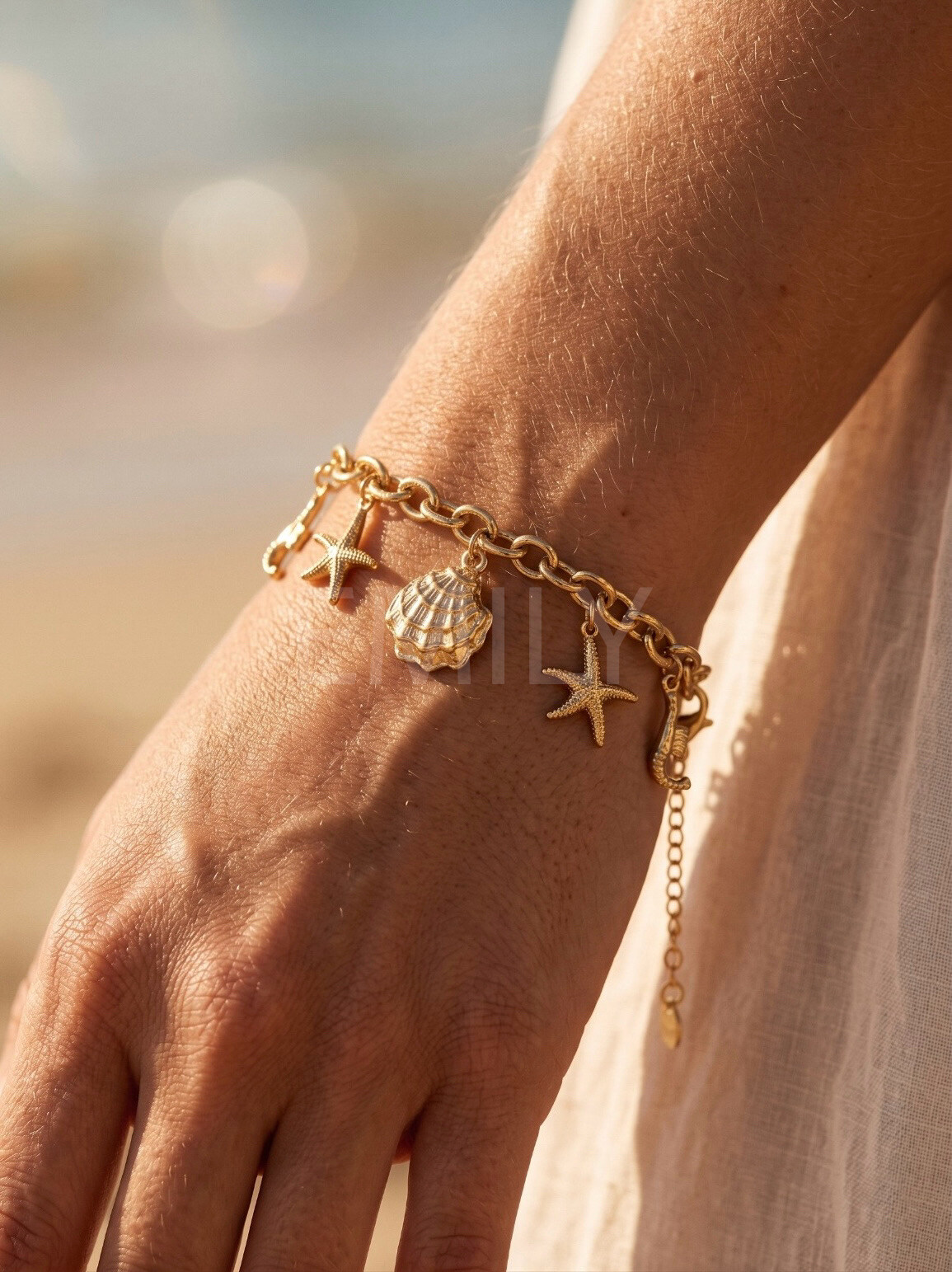 Mayorista Emily - Pulsera ajustable de acero inoxidable dorado con dijes