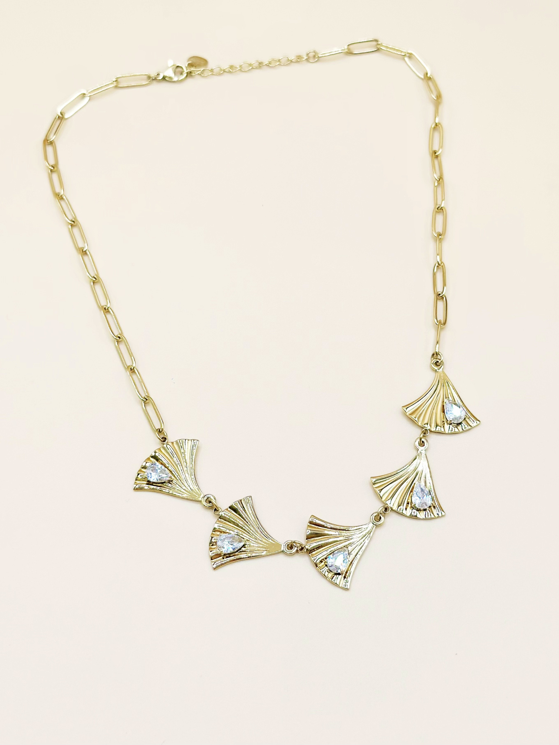 Mayorista Emily - Collar de acero inoxidable dorado con cristales en abanico