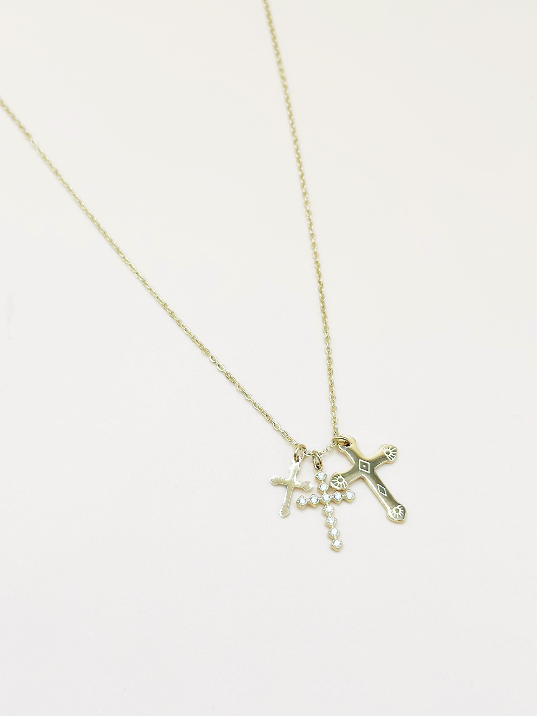 Grossista Emily - Collana in acciaio inox dorato Tripla Croce