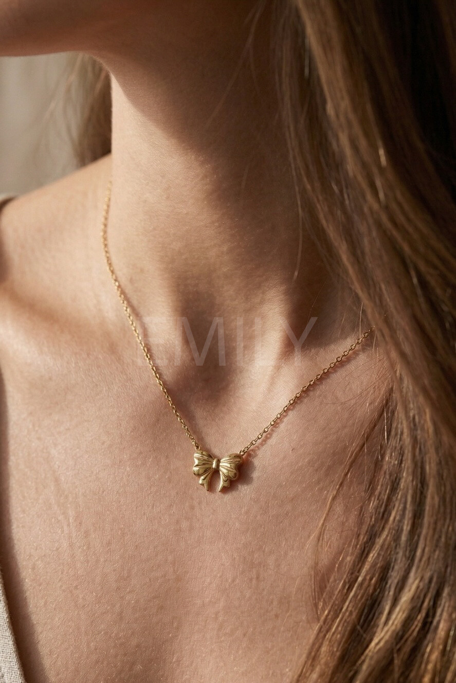 Collier torsadé avec un pendentif en papillon