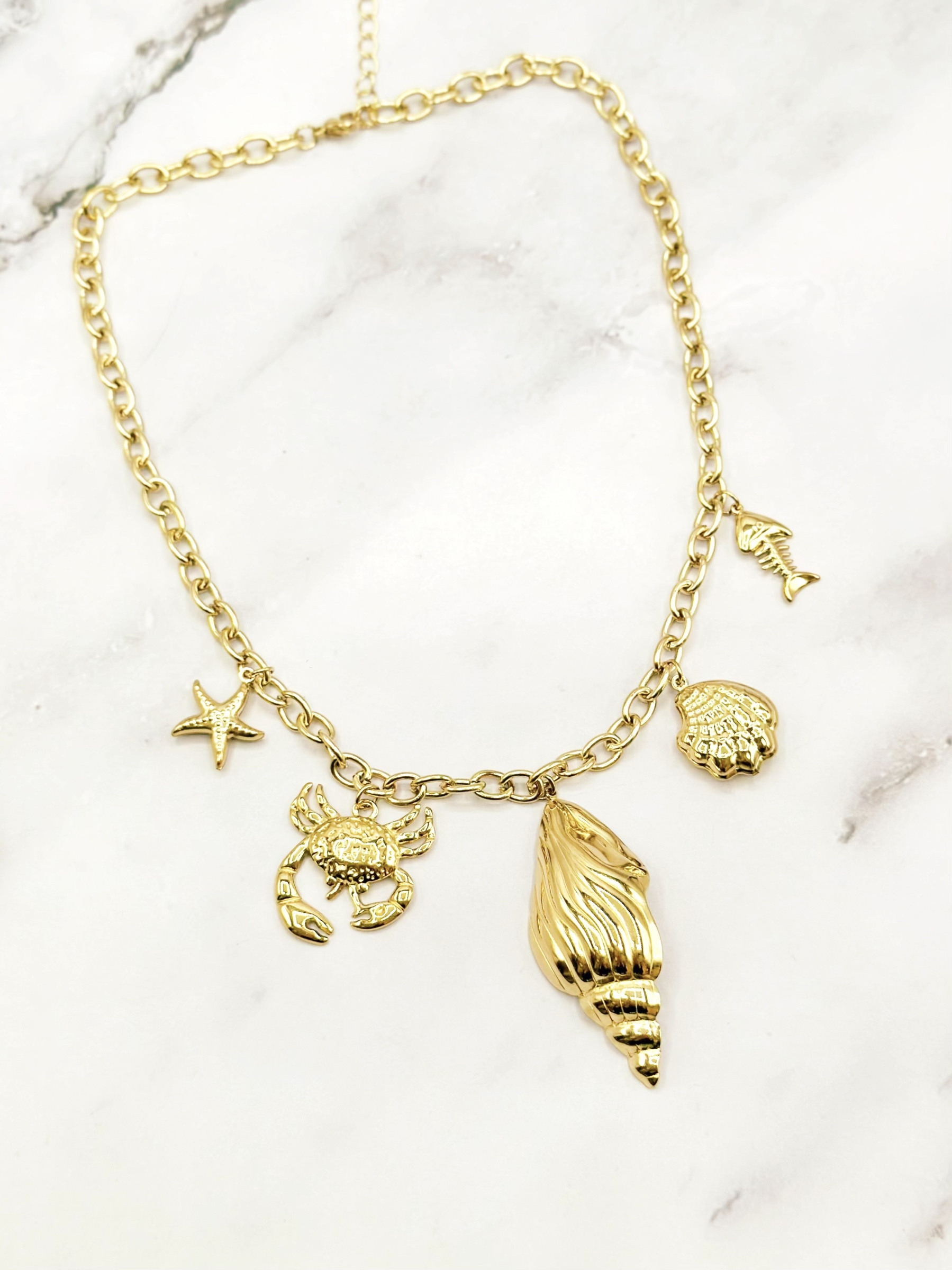 Mayorista Emily - Collar ajustable de acero inoxidable dorado con dijes marinos