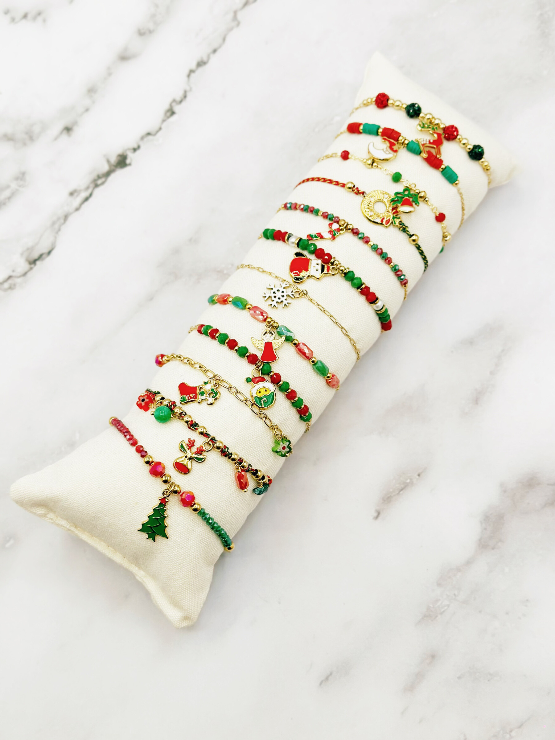 Grossiste Emily - 12 bracelets en acier inoxydable sur coussin NOEL