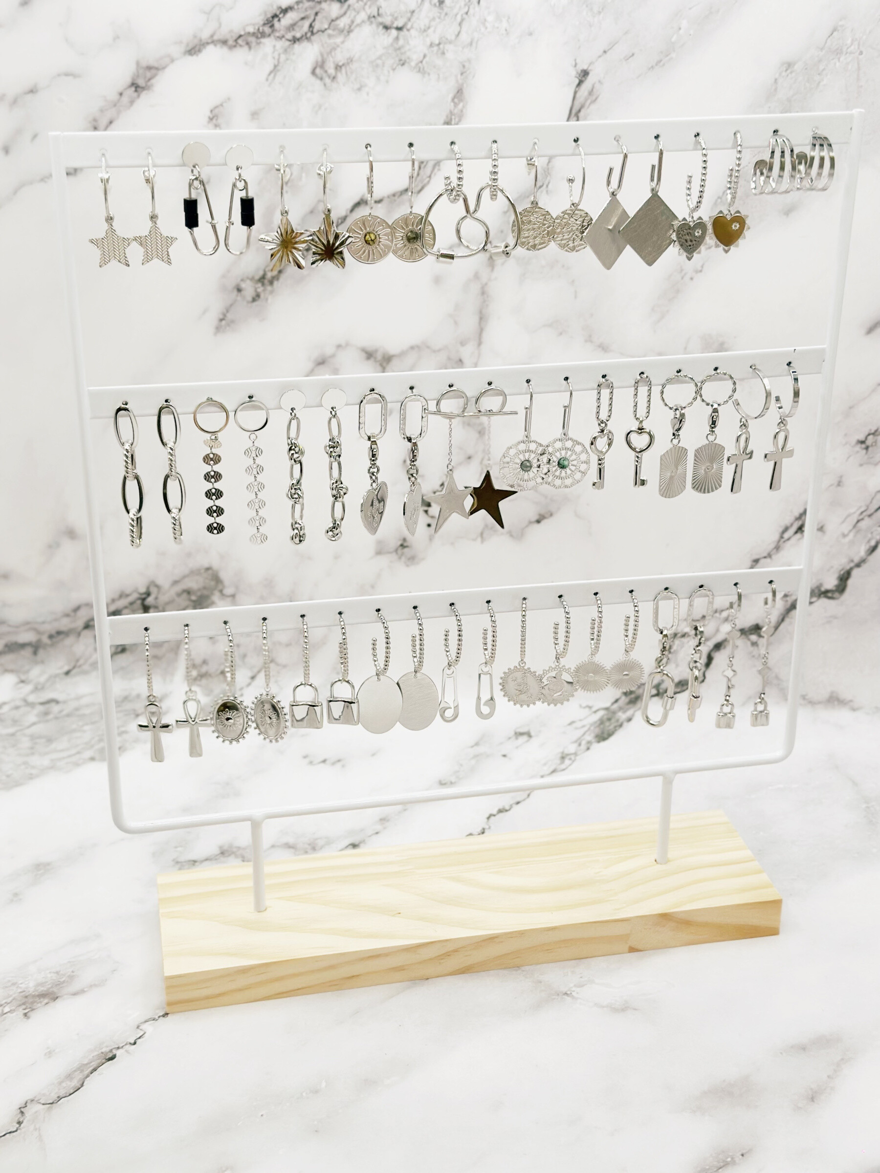 Grossiste Emily - Lot de 27 boucles d’oreilles en acier inoxydable sur présentoir blanc