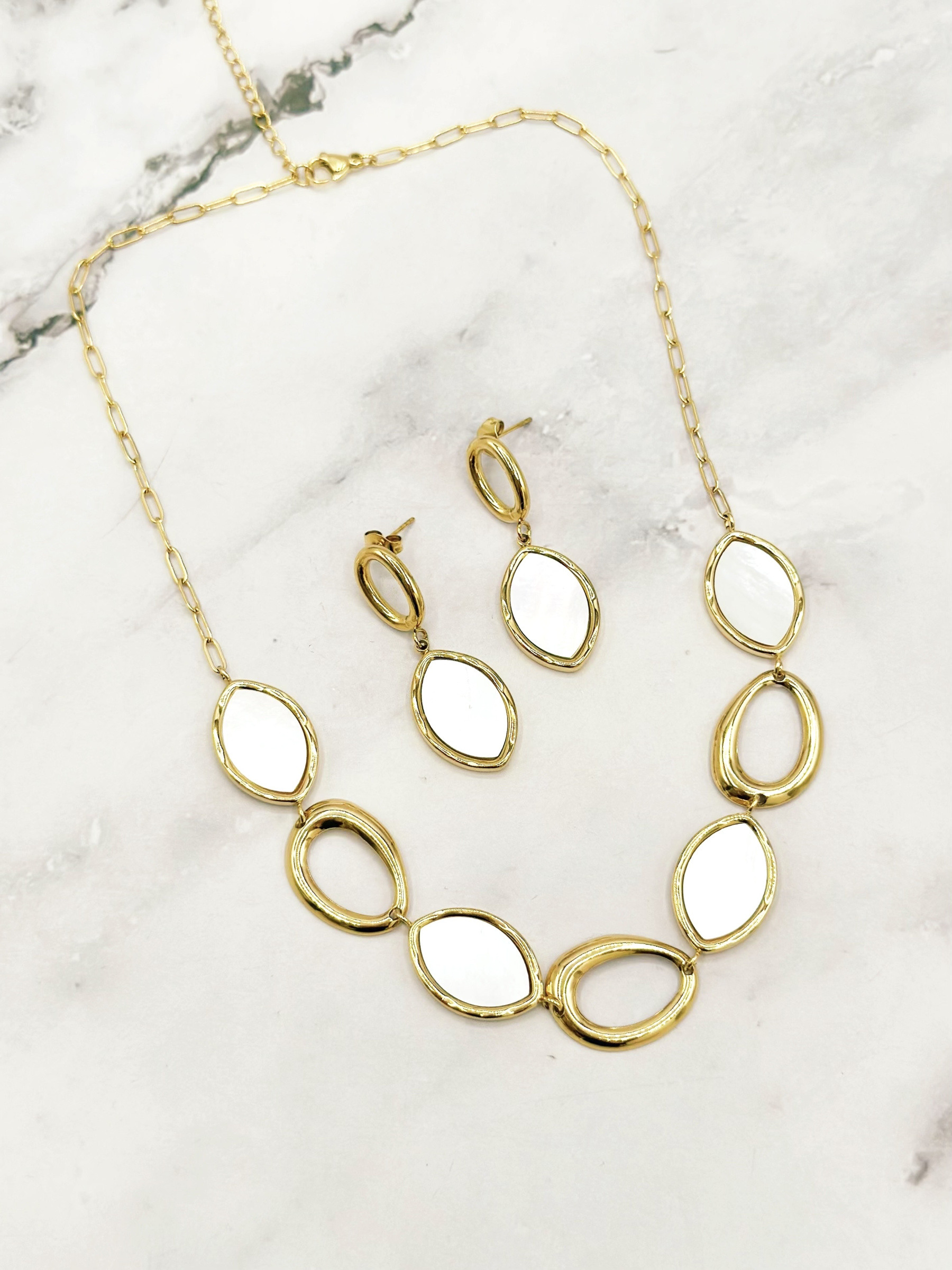 Mayorista Emily - Conjunto de Collar y Pendientes de Acero Inoxidable con Nácar Ovalado