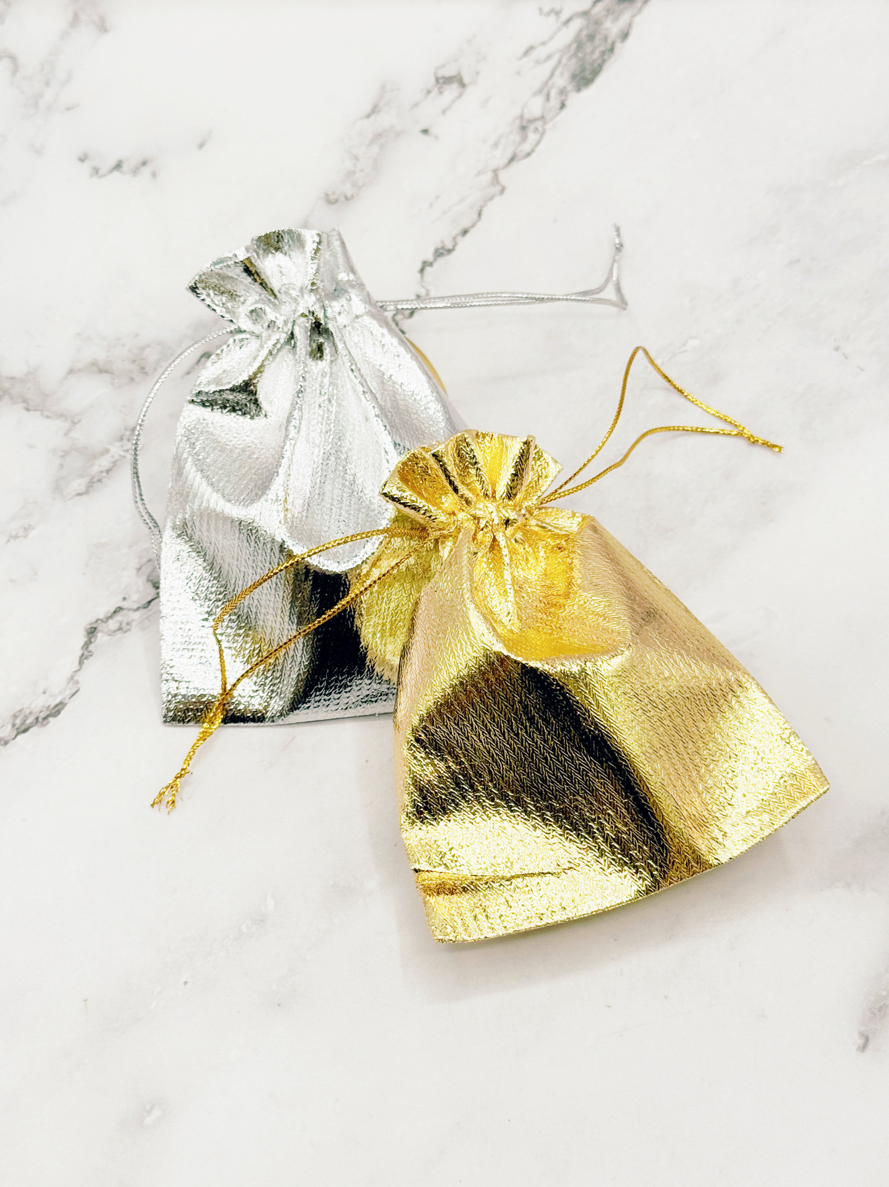 Wholesaler Emily - 100 shiny fabric pouches 12*9 cm
