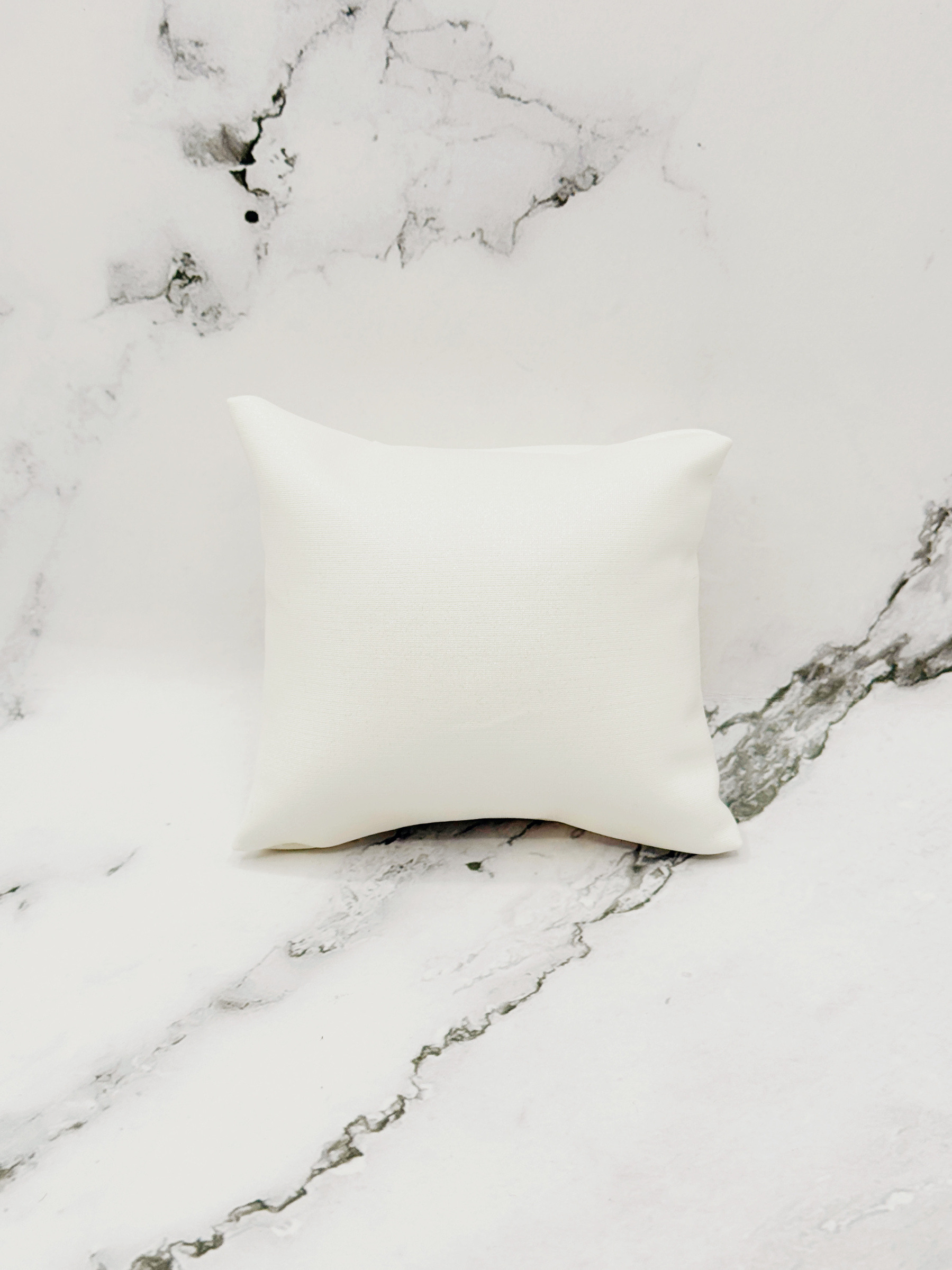 Wholesaler Emily - White display cushion for bracelets