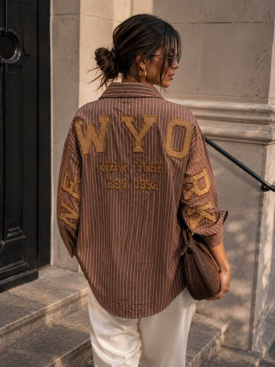 Grossiste Emma & Ashley design - Chemise Oversize à Rayures avec Broderies Relief New York EST 1992 – Style Streetwear Chic