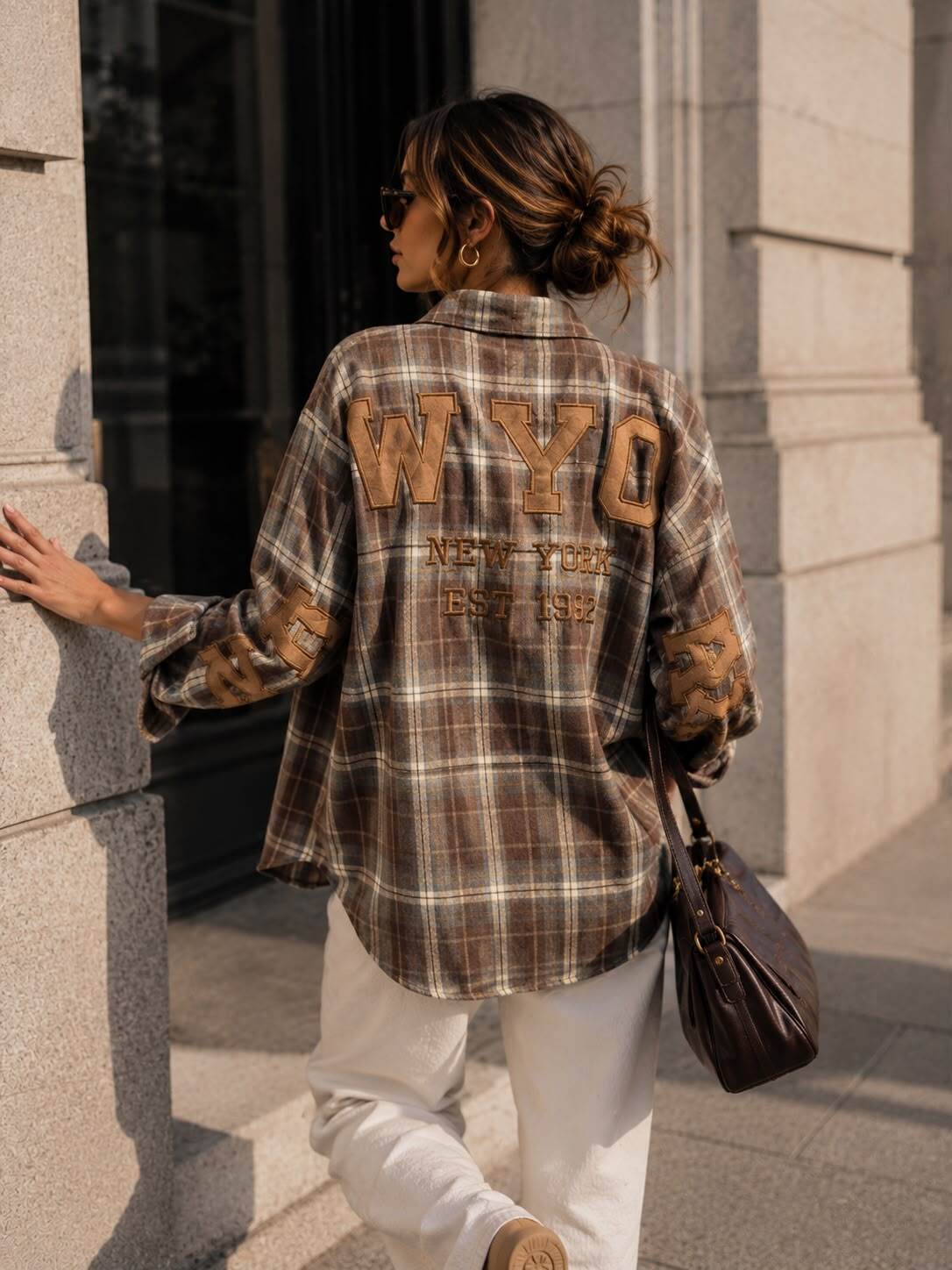 Grossiste Emma & Ashley design - Chemise Oversize à Carreaux avec Broderies Relief New York EST 1992 – Style Bûcheron Chic Streetwear Femme
