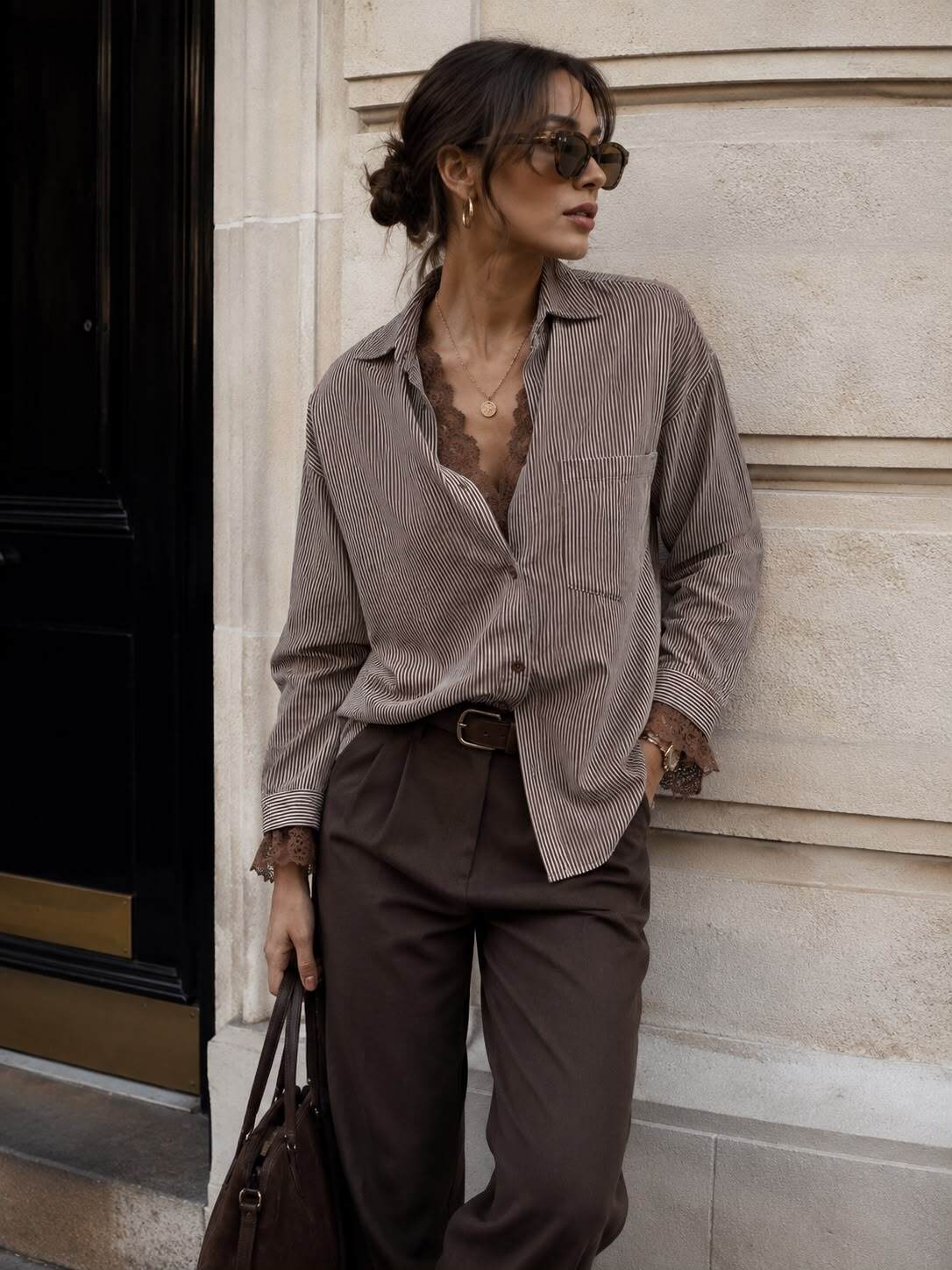 Grossiste Emma & Ashley design - CHEMISE OVERSIZE À RAYURES & DENTELLE – L’ALLIANCE PARFAITE ENTRE ÉLÉGANCE, FÉMINITÉ ET STYLE