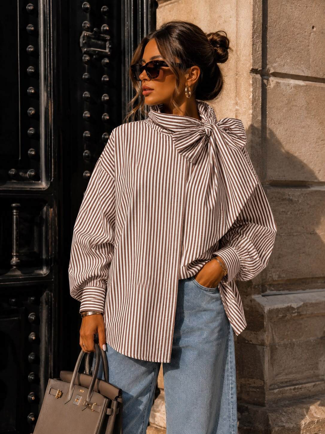 Grossiste Emma & Ashley design - CHEMISE OVERSIZE À RAYURES AVEC COL À NOUER – LA PIÈCE MODE QUI FAIT TOUT LE LOOK