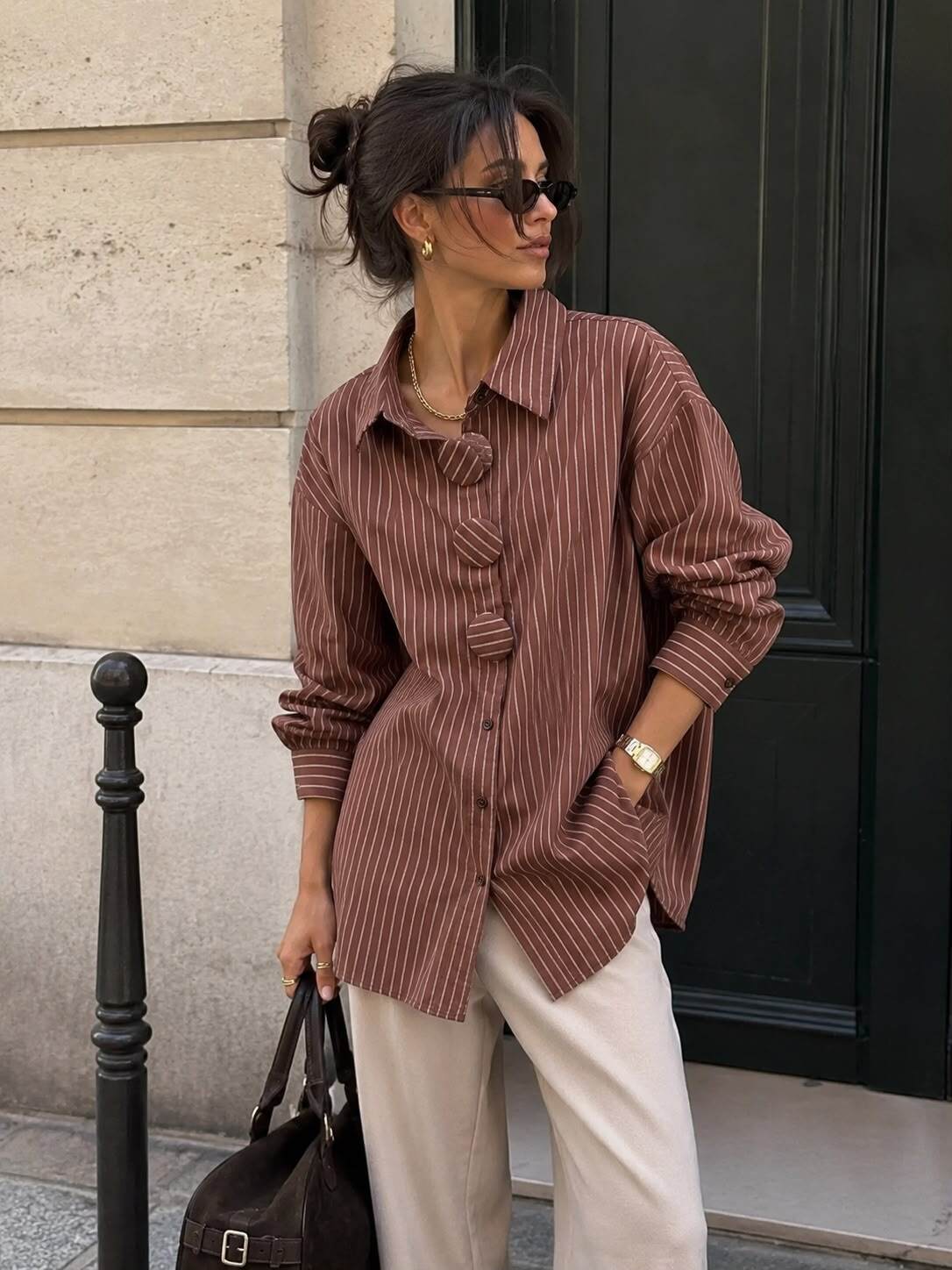 Grossiste Emma & Ashley design - CHEMISE OVERSIZE À FINES RAYURES & BOUTONS RECOUVERTS – LE CLASSIQUE REVISITÉ