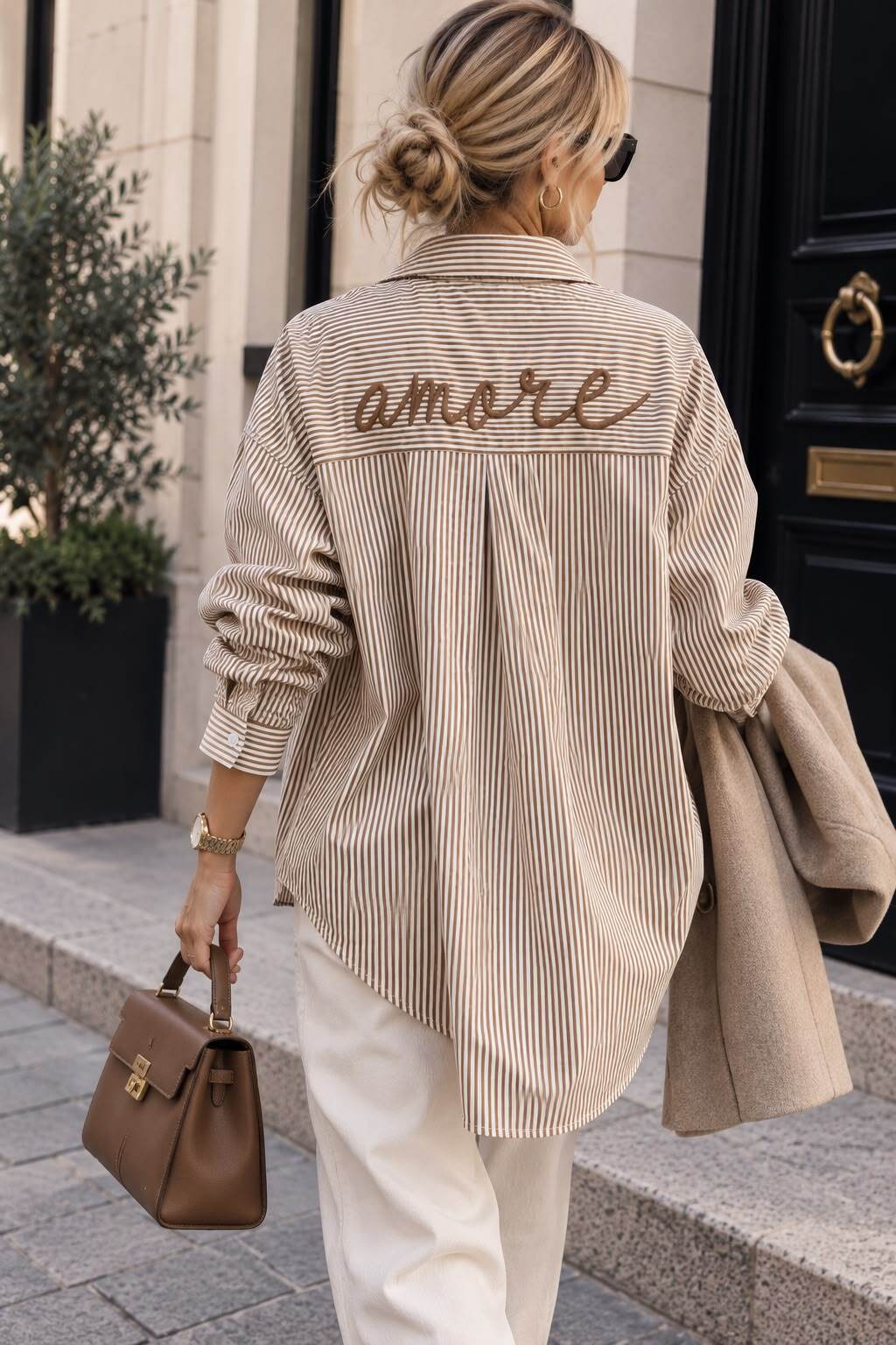 Grossiste Emma & Ashley design - Chemise Femme Ample à Rayures avec Broderie Amore au Dos – La Pièce Tendance Chic & Décontractée