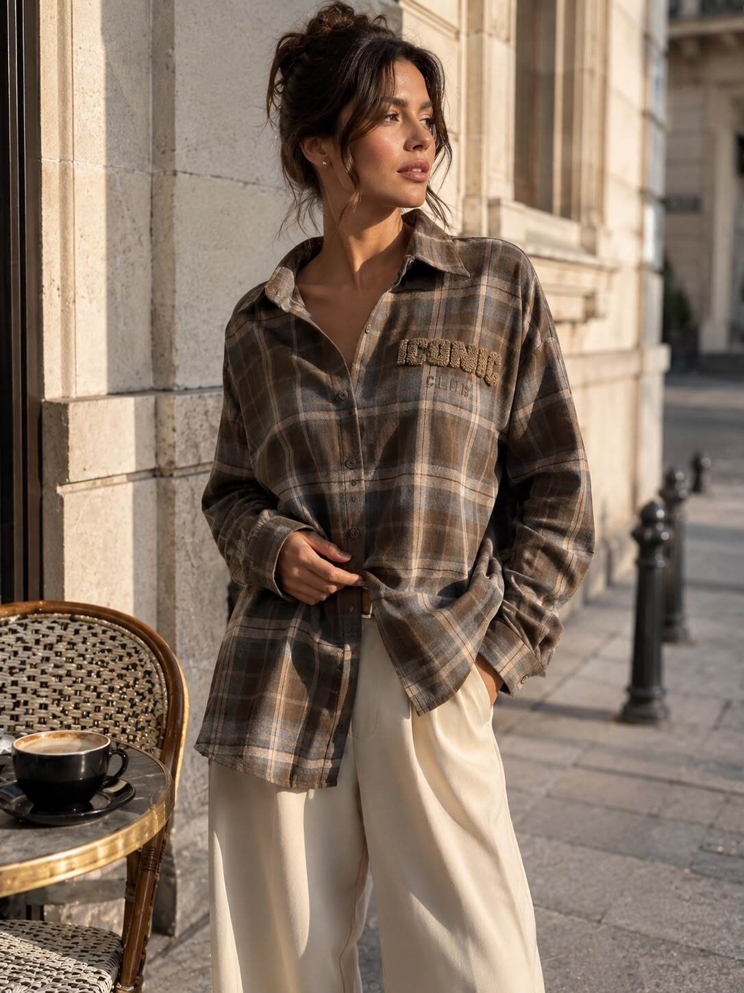 Grossiste Emma & Ashley design - Chemise Oversize à Carreaux avec Broderie Relief Iconic Club – Style Casual Chic Automne-Hiver