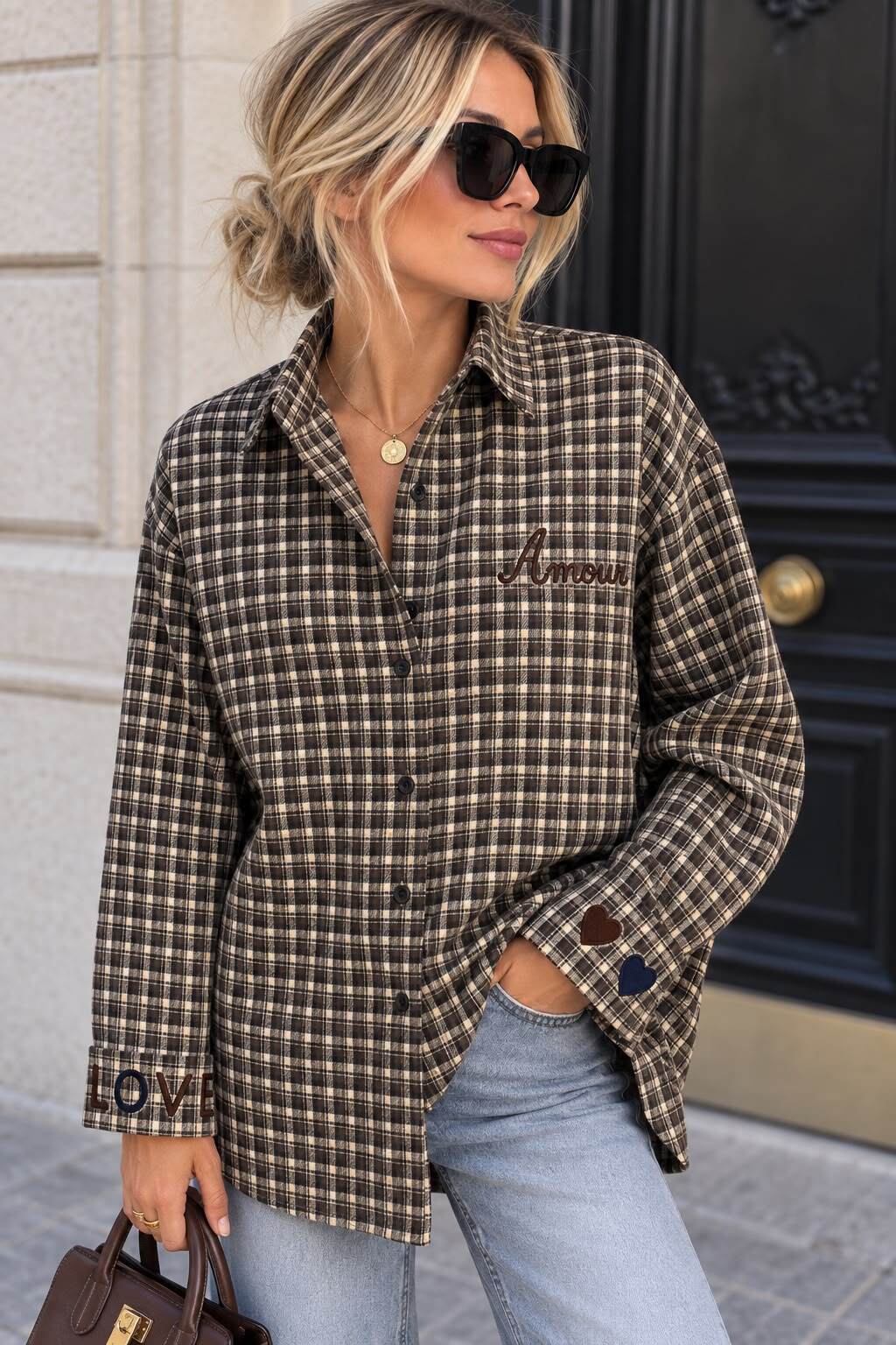 Grossiste Emma & Ashley design - Chemise Femme à Carreaux « Amour & Love » – Broderie Fantaisie, Détails Cœurs & Coupe Oversize Chic