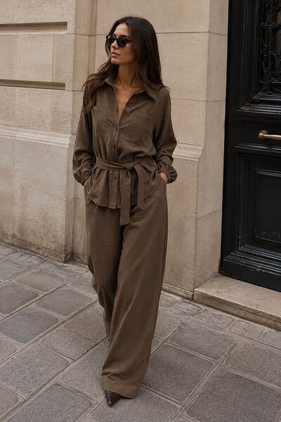Grossiste Emma & Ashley design - Ensemble Femme Chemise Ceinturée & Pantalon Large Fluide – Look Chic Décontracté Grossiste Emma & Ashley design - Ensemble Femme Chemise Ceinturée & Pantalon Large Fluide – Look Chic Décontracté