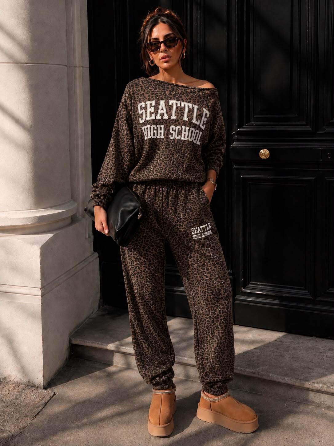 Grossiste Emma & Ashley design - ENSEMBLE SWEAT COL BATEAU & JOGGING LÉOPARD – “SEATTLE HIGH SCHOOL”
