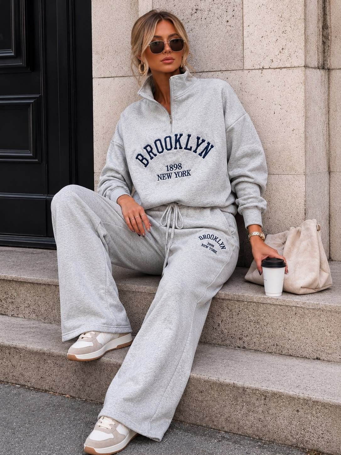 Großhändler Emma & Ashley design - Damen-Sweatshirt & Weite Hose Set “BROOKLYN 1898 NEW YORK” – Hoher Kragen Zip-Sweatshirt & Weite Jogginghose