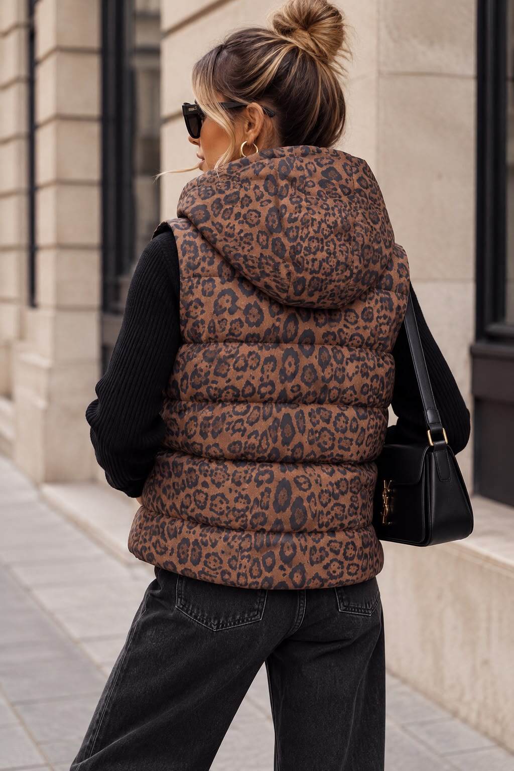 Grossiste Emma & Ashley design - Doudoune Sans Manches Femme Matelassée à Imprimé Léopard avec Capuche – Style Urbain et Tendance
