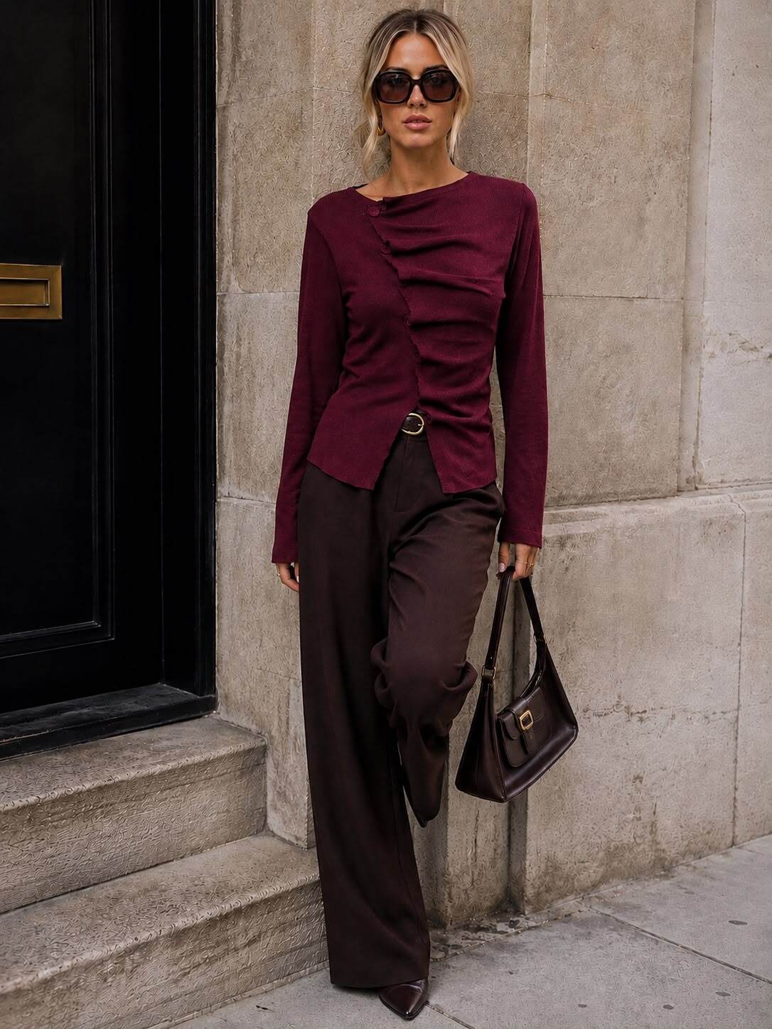 Grossiste Emma & Ashley design - GILET MAILLE AJUSTÉ À DRAPÉ ASYMÉTRIQUE & BOUTONS – LA PIÈCE FÉMININE