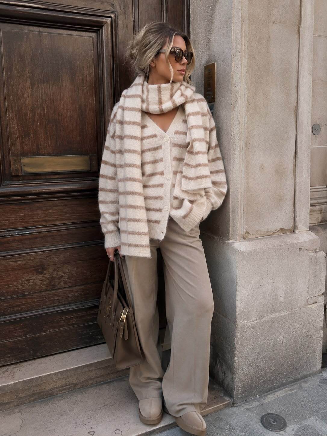 Grossiste Emma & Ashley design - GILET FEMME EN MAILLE RAYÉE AVEC ÉCHARPE ASSORTIE – COUPE OVERSIZE, COL V & BOUTONNAGE DEVANT