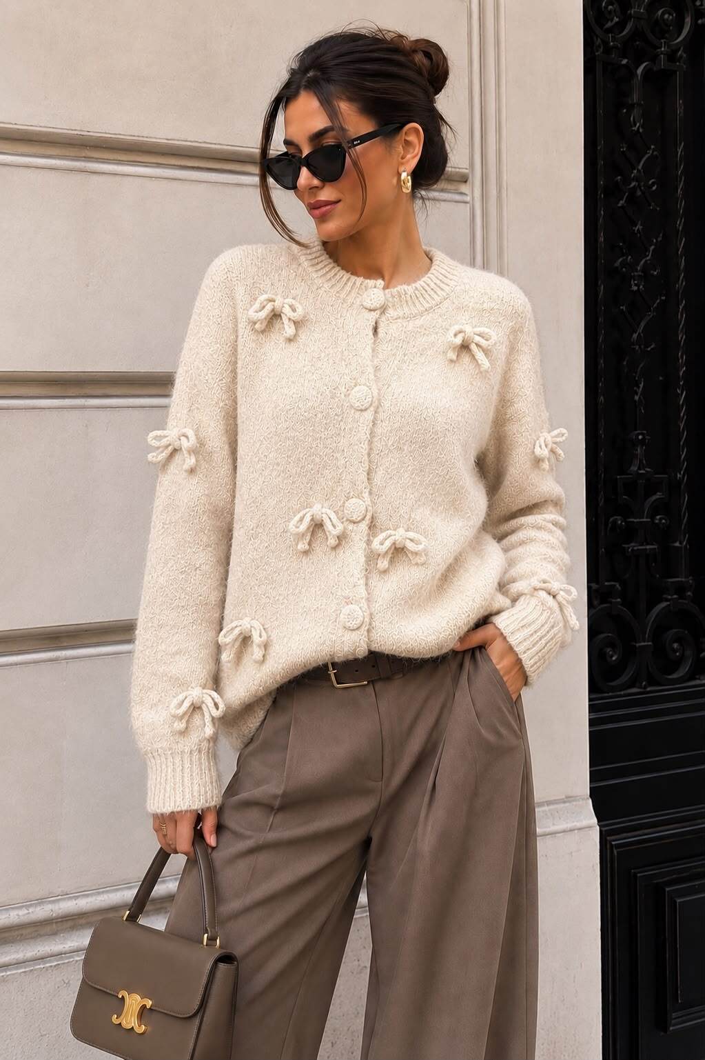 Grossiste Emma & Ashley design - Gilet Femme Maille – Détails Nœuds Fantaisie | Col Rond | Boutonné | Style Chic | Pré Automne-Hiver