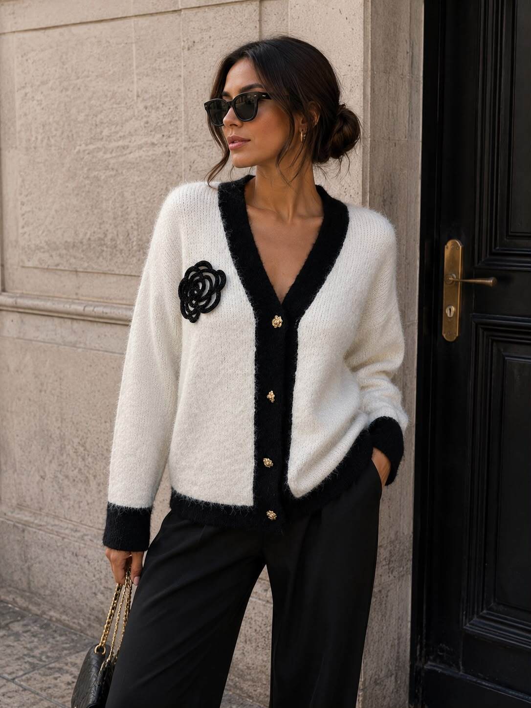Grossiste Emma & Ashley design - Gilet Maille Bicolore Fleur – Élégance Parisienne