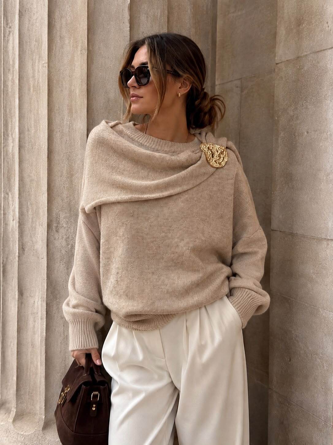 Grossista Emma & Ashley design - Maglione Donna con Sciarpa Integrata e Spilla Gioiello – Maglia Morbida