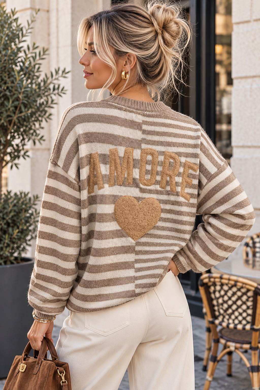 Großhändler Emma & Ashley design - Oversize-Pullover mit Asymmetrischen Streifen und AMORE-Aufschrift auf dem Rücken – Erhabenes Herz & Weiches Strickmaterial