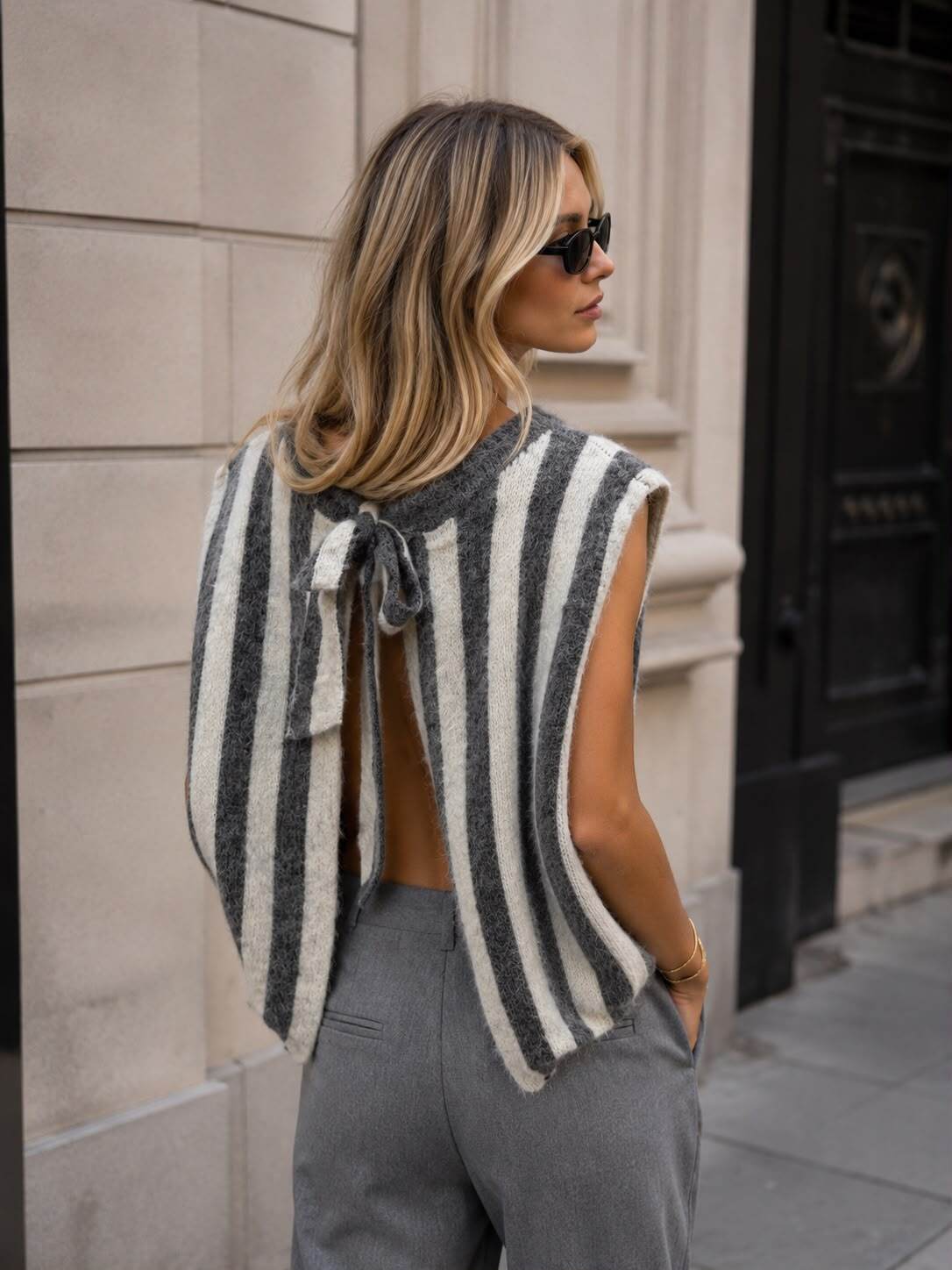 Grossiste Emma & Ashley design - PULL SANS MANCHES À RAYURES, DOS OUVERT & NŒUD – LA MAILLE TENDANCE