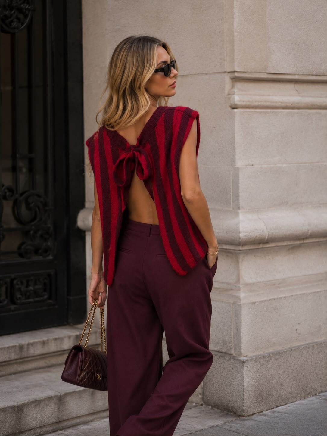 Grossiste Emma & Ashley design - PULL SANS MANCHES À RAYURES, DOS OUVERT & NŒUD – LA MAILLE TENDANCE