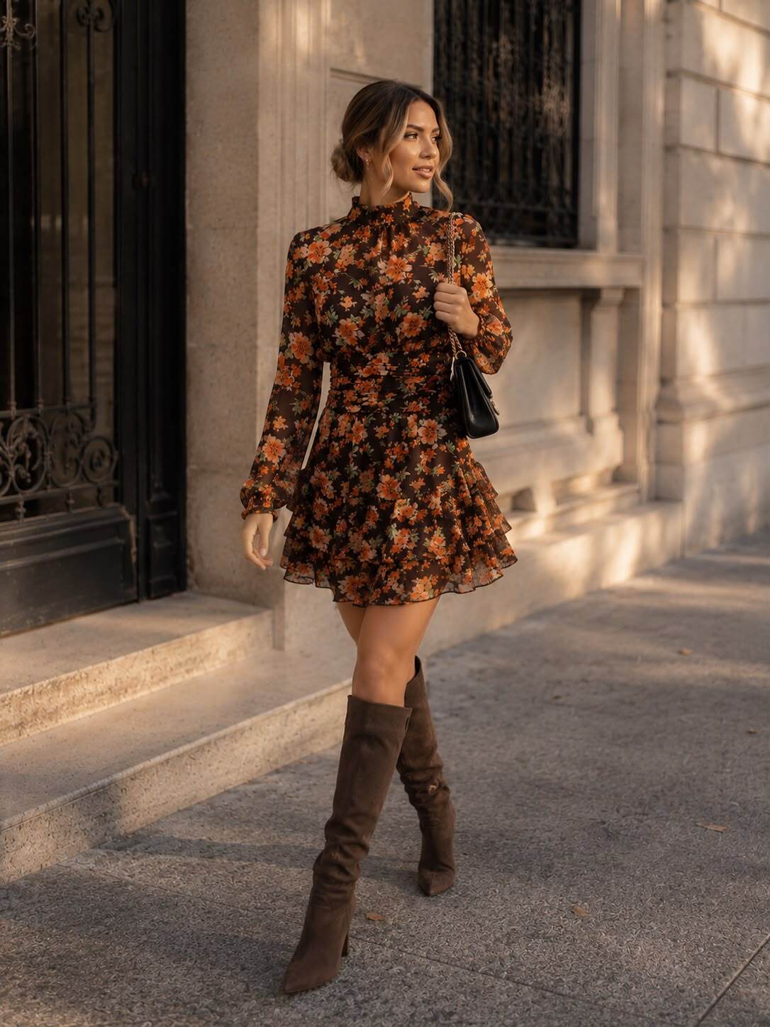Grossiste Emma & Ashley design - ROBE COURTE FLORALE À COL MONTANT – TAILLE FRONCÉE, MANCHES LONGUES & JUPE VOLANTÉE
