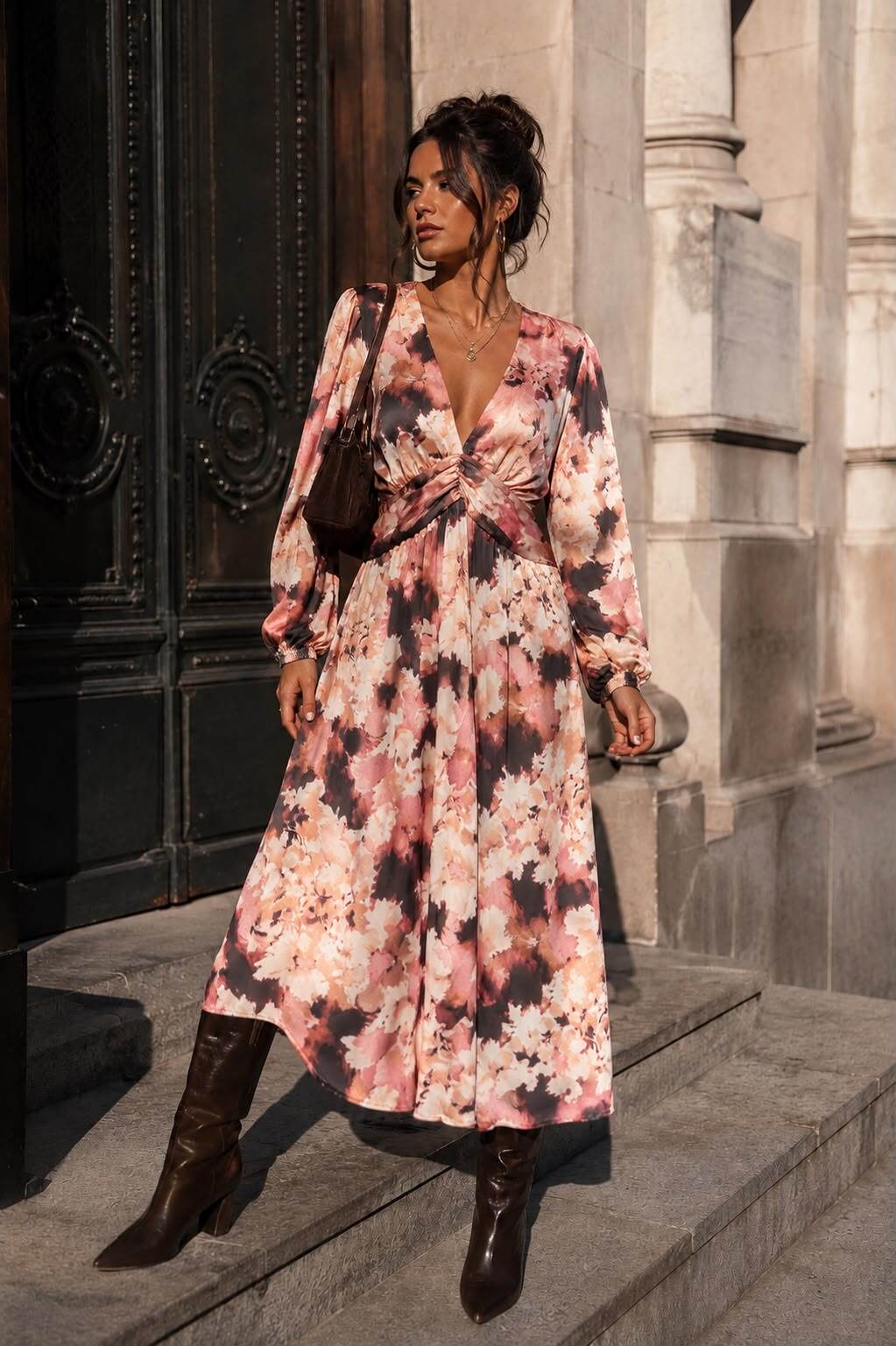 Grossiste Emma & Ashley design - Robe Longue Fleurie Col V Drapée – Collection Pré-Automne/Hiver