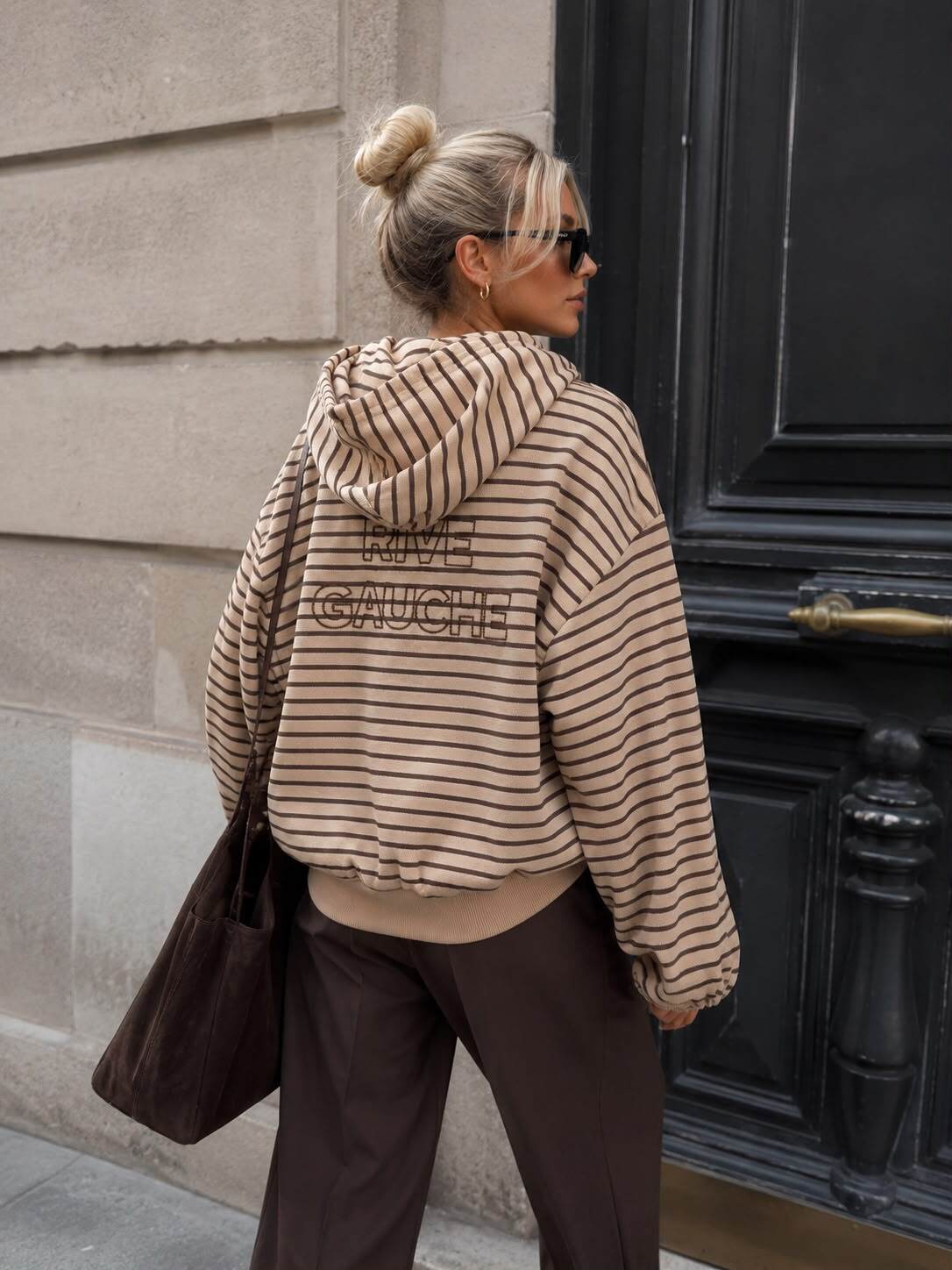Grossiste Emma & Ashley design - SWEAT FEMME ZIPPÉ À CAPUCHE RAYÉ – COUPE OVERSIZE, BRODERIE RIVE GAUCHE & FINITIONS ÉLASTIQUÉES