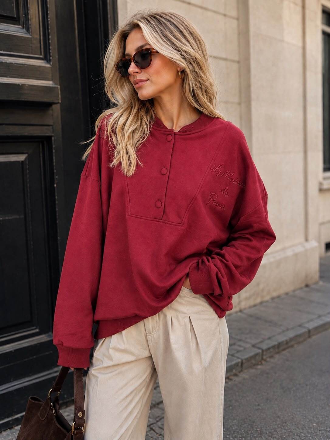 Grossista Emma & Ashley design - Felpa Oversize Girocollo con Bottoni a Pressione – Ricamo La Maison de Paris – Maniche Lunghe – Stile Casual Chic Donna