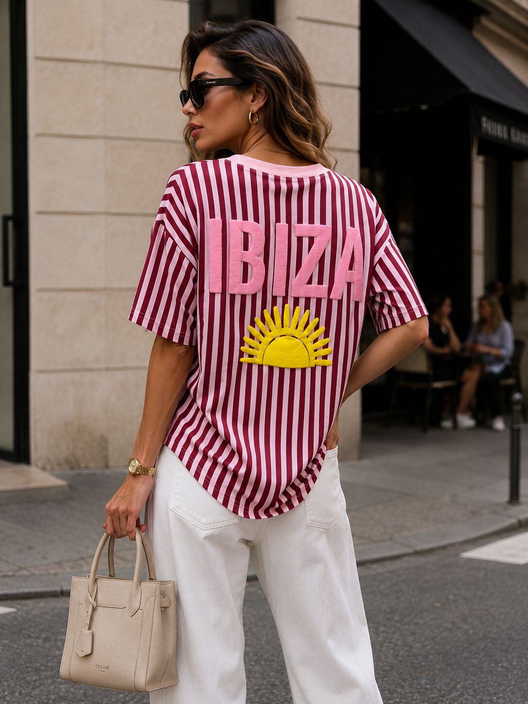 Grossiste Emma & Ashley design - T-shirt Femme Oversize Imprimé Rayé – Col V Motif Ibiza & Soleil