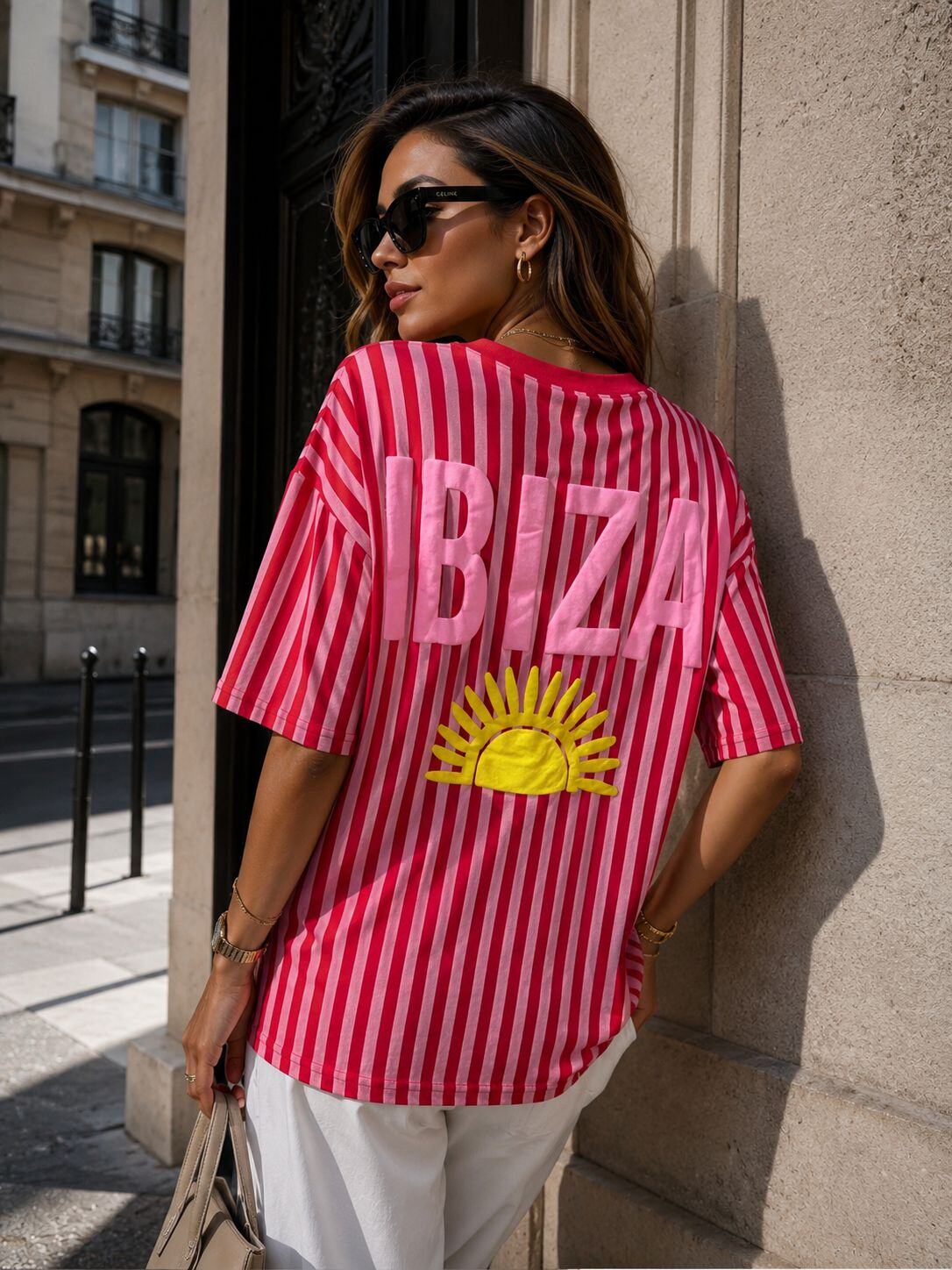 Grossiste Emma & Ashley design - T-shirt Femme Oversize Rayé Ibiza – Col V – Imprimé Soleil – Style Casual Chic