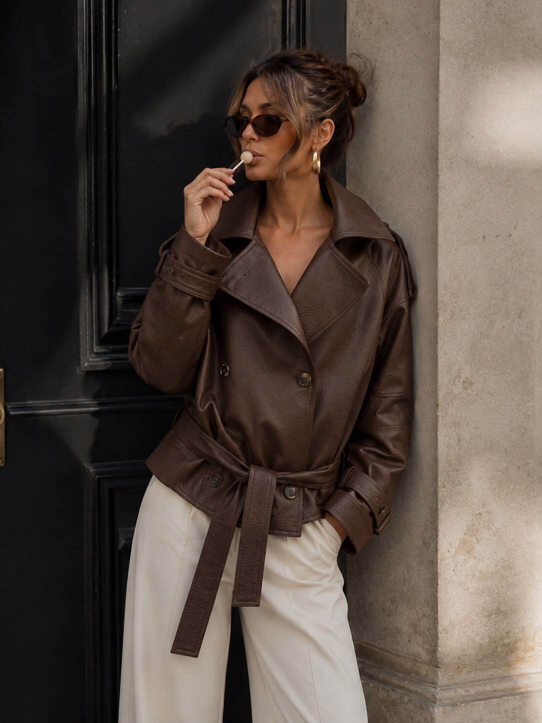 Großhändler Emma & Ashley design - Kurzer Damen-Trenchcoat in Lederoptik – Überschnittene Passform, Bindegürtel, Großer Kragen