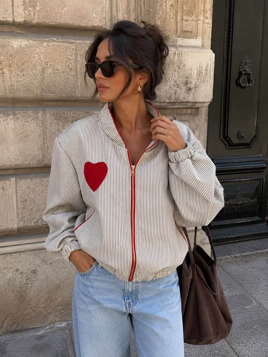 Grossiste Emma & Ashley design - ESTE BOMBER RAYÉE ZIPPÉE AVEC CŒUR – LA PIÈCE CASUAL CHIC