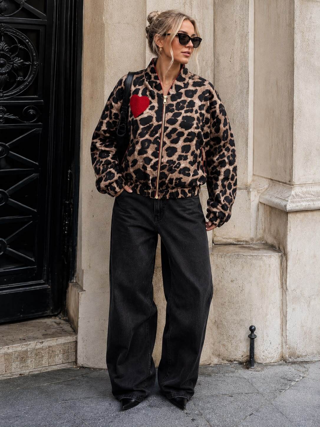 Grossiste Emma & Ashley design - BOMBER LÉOPARD OVERSIZE ZIPPÉ AVEC CŒUR CONTRASTÉ – LA VESTE STATEMENT