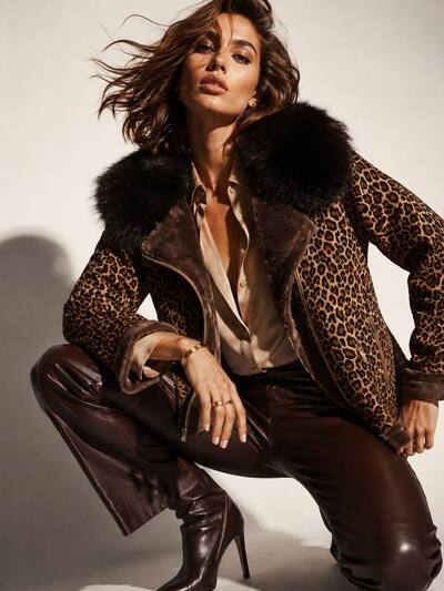 Grossista ENVOG Paris - Giacca Tawny Mezzanotte – giacca leopardata con ampio colletto in eco-pelliccia nera. Grossista ENVOG Paris - Giacca Tawny Mezzanotte – giacca leopardata con ampio colletto in eco-pelliccia nera.
