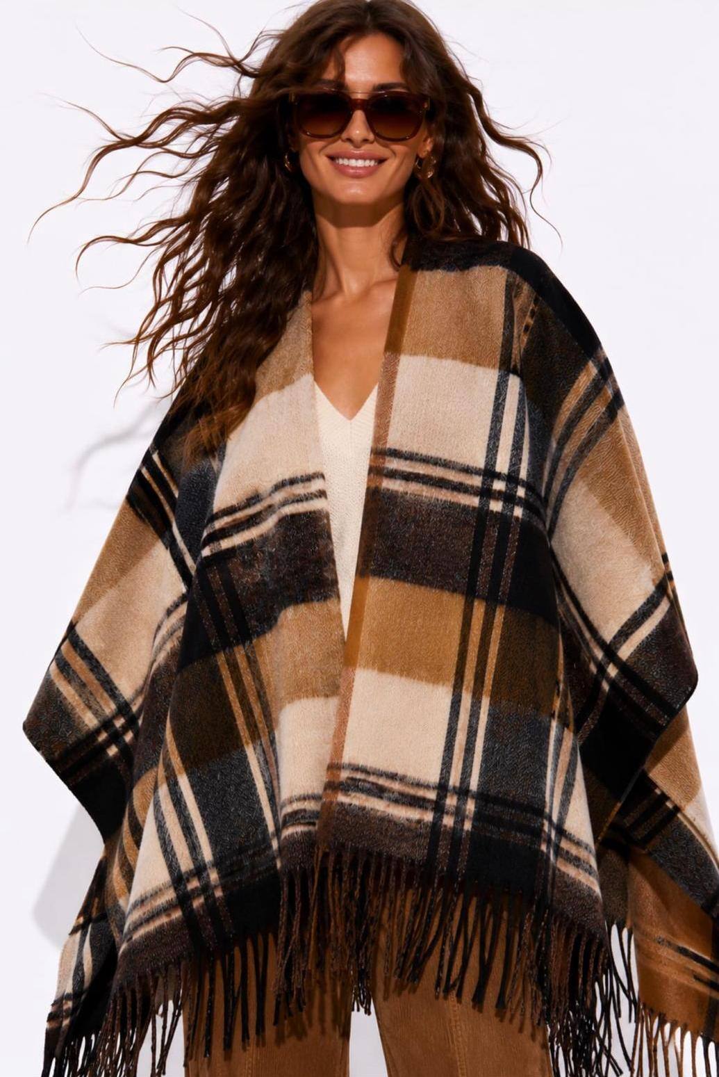 Grossista ENVOG Paris - Poncho Highlands Caramel – poncho ampio con grandi quadri e lunghe frange.